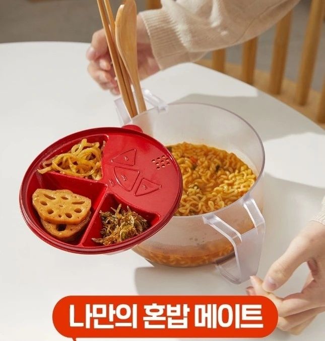 #협찬#와디즈#펀딩탐험대

누구보다 깔끔 간편한 자취필수템
<혼밥그릇 🍚🍜🍲🥣 >

저는 일하다보니 시간이 거의 없는데요~
바쁜 와중 밥까지 차려먹기 너무 번거로워 
한끼는 대충 떼우는 요즘이에용~ ㅠㅠ
밥을 먹더라도 계속 일하면서 먹거든요!~

저와 같이 시간에 쫓기는 분들! 
또는 1인 가구나 혼밥을 자주하시는 분들께
넘 소개하고 싶은 혼밥그릇 입니다^^

-------------------------------------------------------------------

​혼밥 그릇 하나로 밥🍚, 반찬🍱, 라면🍜, 국🥣, 시리얼🍲,디저트🍰🍪🍨, 과일 🍓🫐🥝등 
모든지 담아 먹을 수 있고, 계량컵, 
전자레인지 사용도 가능하고!
세척도 간편, 가벼움 장점가득해용😍

더 재미난 팁은! 뚜껑을 뒤집으면 
핸드폰 거치대도 된다는 사실!ㅋㅋ 
참 다재 다능한 잼있는 그릇이에용~
 무 한 변 신!! 😂😂

스팀 빼기 구멍도 있으니 🔥 
뜨거운 음식을 담는다해도 걱정없어요~^^ 👏 👏 👏 

편리하기만 한 것뿐 아니라 친환경PP소재 
고급 플라스틱 PP소재 사용으로 환경도 지키고,
120도까지내열 온도를 견디는 내구성!

1인가구 분들께! 또는 아이들이 있는 집에서도 
육아맘들의 수고를 덜어 줄 것 같아요!

.
.
.
.
.
.
#펀딩탐험대3기#와디즈펀딩#자취필수템#혼밥그릇
#올인원그릇#1인가구필수템#육아필수템
#육아맘추천#프로자취러#홈리빙#자취템