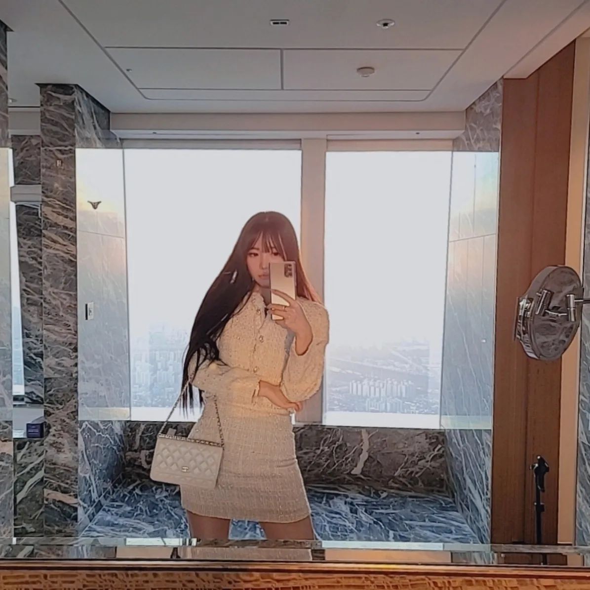 12월 🧡💛
.
.
.
#서울 #잠실 #호텔 #호캉스 #hotel #시그니엘 #시그니엘서울 #signiel #롯데타워 #미러샷 #거울샷