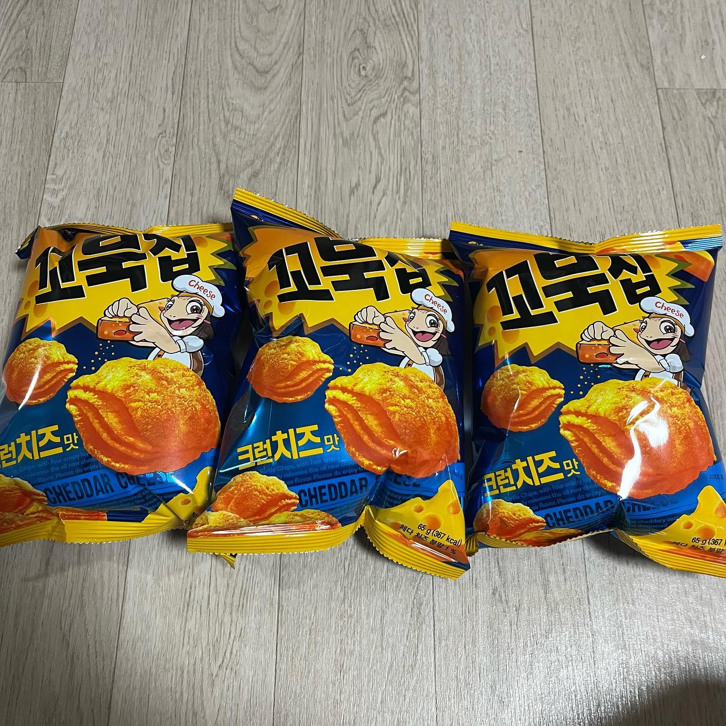 #할인구매 orion_world #꼬북칩크런치즈 #꼬북칩신상
.
치즈맛 꼬북칩이라니 기대가 됬어요!
하나 먹어보니 어디서 먹어본 맛 같기도하고..
제가 생각한 치즈맛은 아니지만 
꼬릿한 치즈냄새가 나서 치즈과자라는게 확 느껴져요!
나쁘지는 않지만 제 입맛에는 엄청 맛있다는 
아닌것같아요ㅎㅎ 이건 호불호가 갈릴것 같네요!
.
#크런치즈 #꼬북칩 #과자스타그램 #신상과자 #먹스타그램 #신상품나왔을땐 #08L