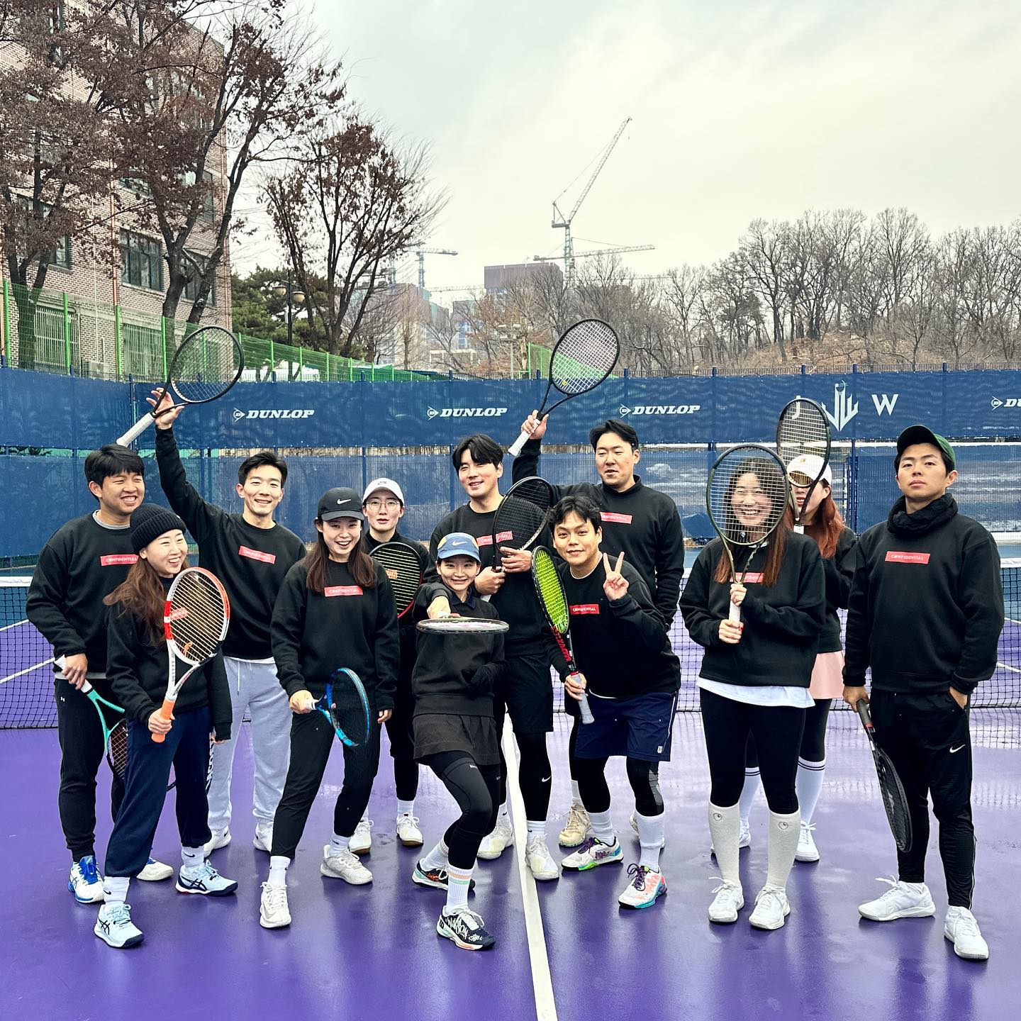 우리 대외비는 겨울에도 #열정 으로 테니스 친다 🥶

저번주는 낙엽이었는데 이 날은 눈이었던 토요일
갑자기 추워져서 몸이 굳은건지
#대외비 첫 교류전 탈탈 털리고 😇
신나게 고기 5인분 혼자 다 먹은 날

눈 치우는 영상이 있었으면 더할나위 없었겠지만
눈 때문에 바닥 젖어있는 거라구!!

대외비 못지 않은 열정 MTC
다음에는 이깁니다 🙌🙌🙌

#윌슨 #테니스 #윌슨서베이질문3 #클럽대외비