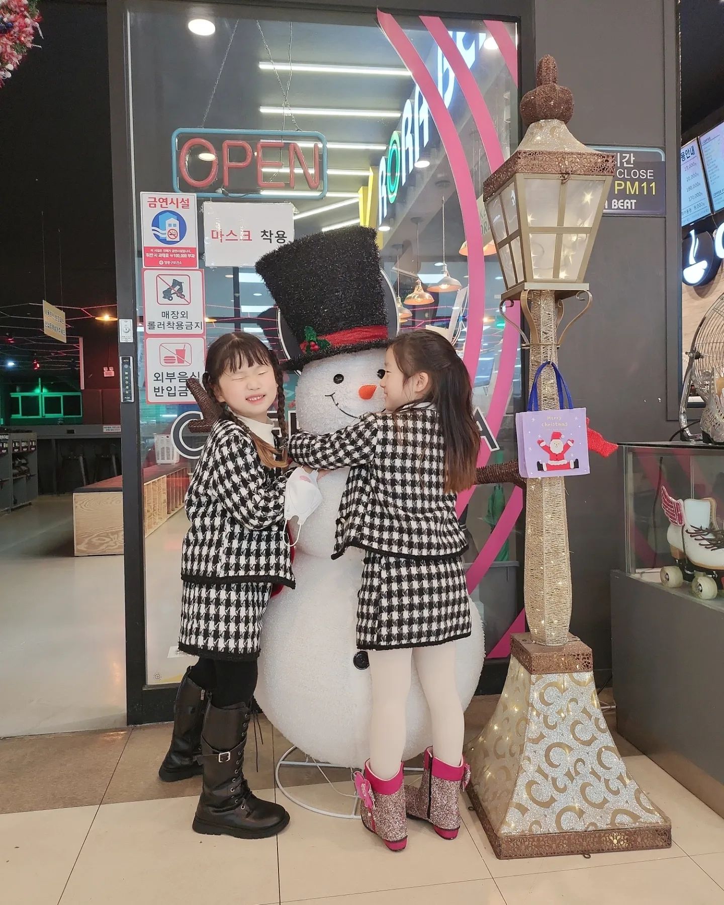 🖤
.
.
오랜만이쥬👋
.
그 사이에 밀린사진이 너무 많아용!
따니는 얼마전에 제일 친한친구 보고 왔어요🤭🤭
.
.
이사오기 전 같이 유치원도 다니고
학원도 다니던 친구라서 더 애틋...💓
.
.
언니가 따니 사진보더니 이 옷 있다고
맞춰입자고 해서 같이 입혔는데......
왜케 귀엽닝🥹🥹🖤
.
.
담에는 키즈카페 오픈런하장😎
.
.
.
#키즈트윈룩 #유아하객룩 #7살
