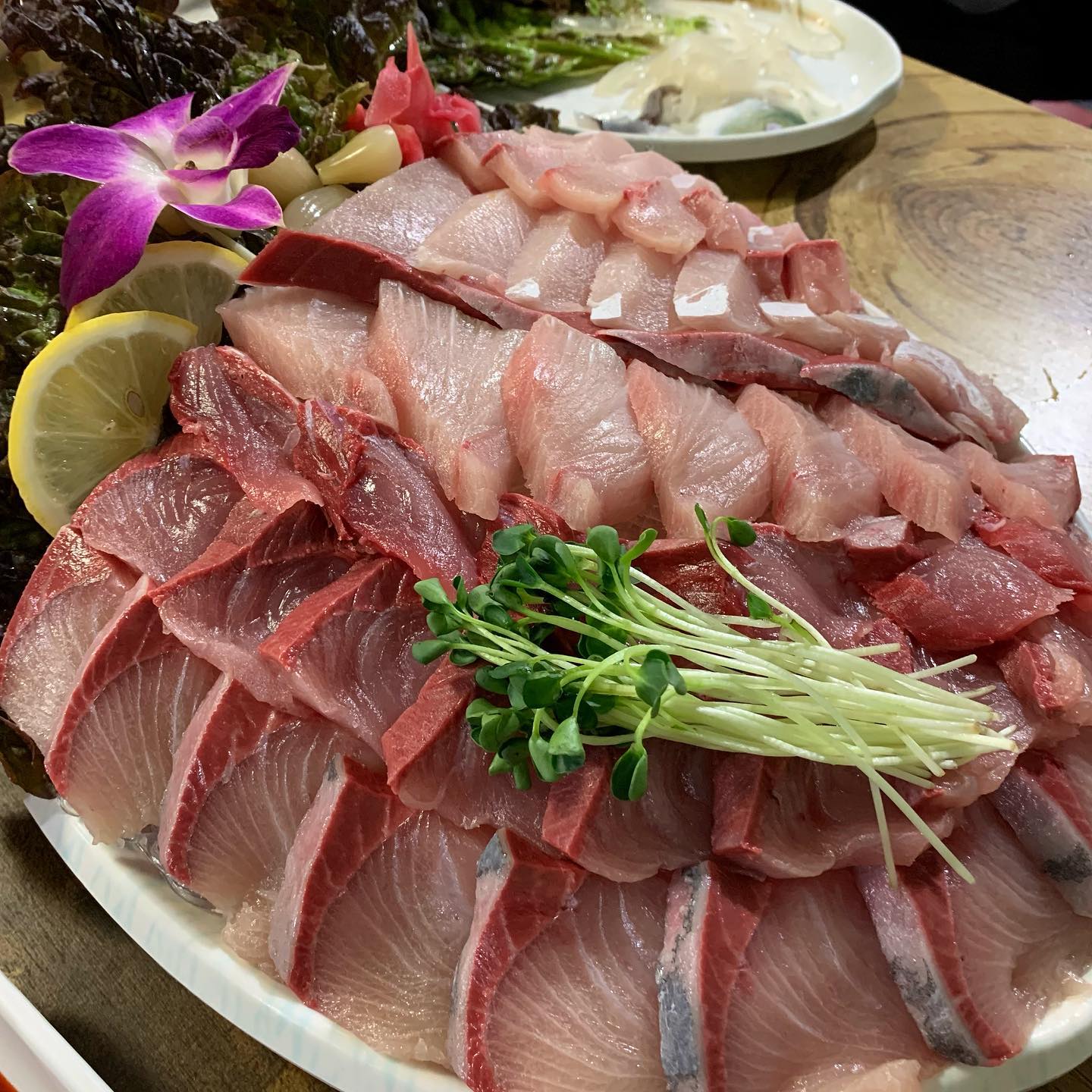 겨울은 대방어🐟
퇴근하고 회사근처에 홀라당 회먹으러😀
.
방어 나오기전 오징어회로 입가심😖
저는 대부분 회를 간장에 찍어먹는데
오징어 회는 초장🫶
대방어도 김에 싸먹으니 사르르 녹고
너무 맛있더라구요🥹
거기에 소주 한잔‼️
,,나만 콜라🫠
다들 방어 드시러 가셔야죠오🙌
#방어 #대방어