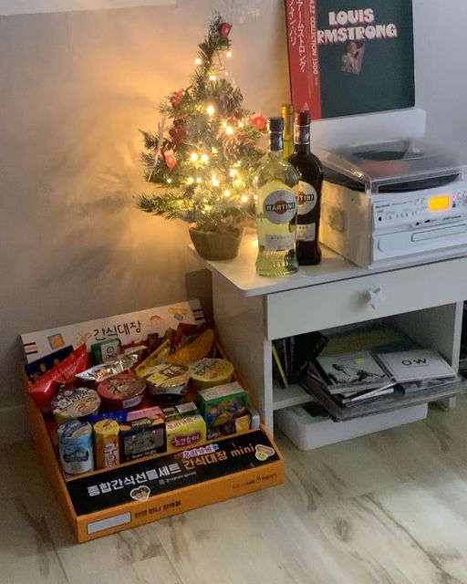 술과함께....⭐️ on Instagram: "#광고#간식대장#간식대장mini 자자 크리스마스 선물🎁로 이만한게 없습니다. ✨27종 종합 과자선물세트 간식대장 미니✨ . . 사무실 또는 홈오피스