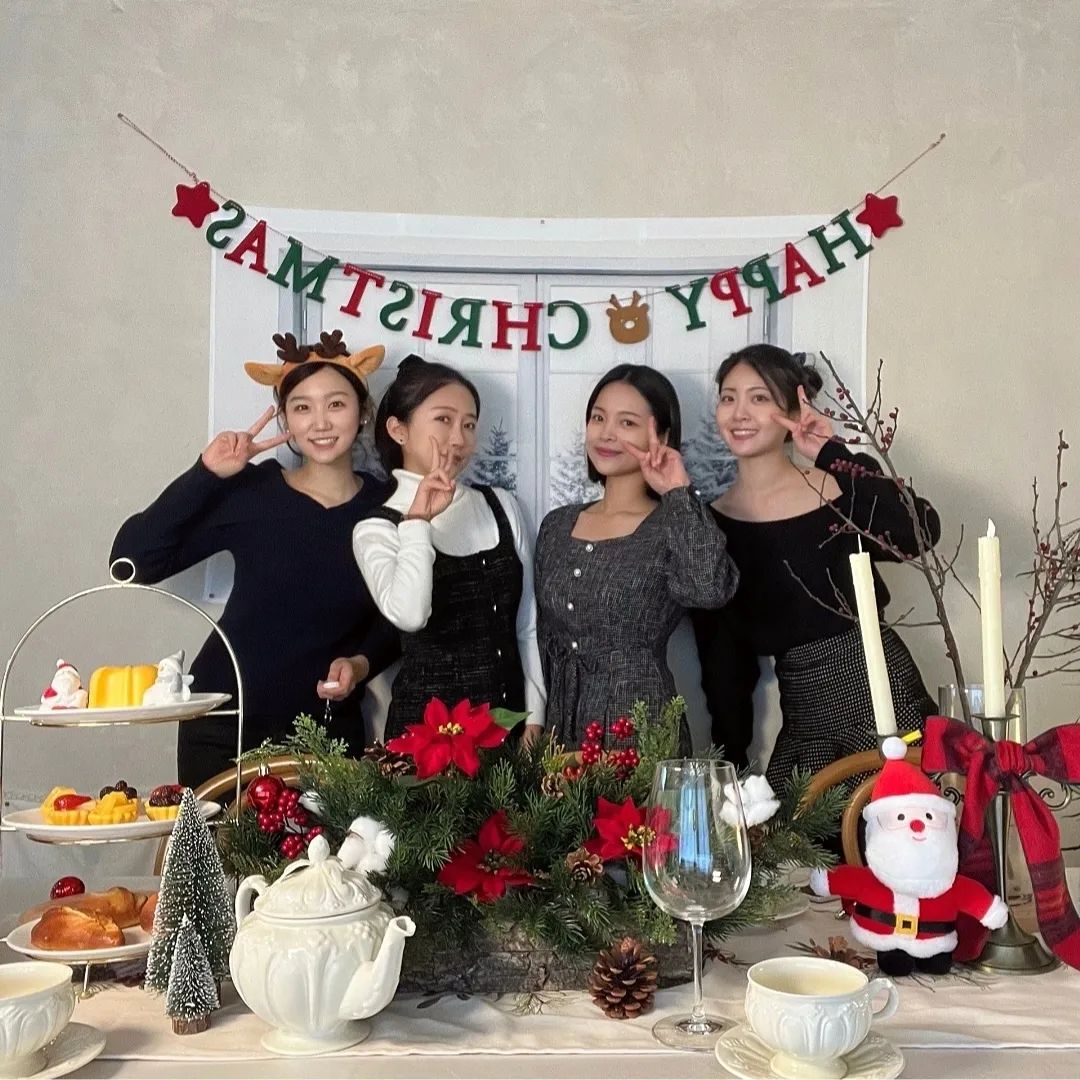 .
우리끼리 #미리크리스마스 👸🏻🍷🎄