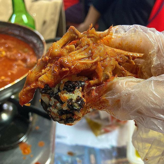 리우 on Instagram: "#내돈내산#우정닭발#신당맛집 입구 들어스면 엄청 큰 🫕냄비에 🍗🐓닭발을 푹푹 끓이고 있음🥰 주먹밥 찰지게 ⭕️동글동글⭕️ 만들어서 닭발 척 올려서 ✨닭발초밥✨