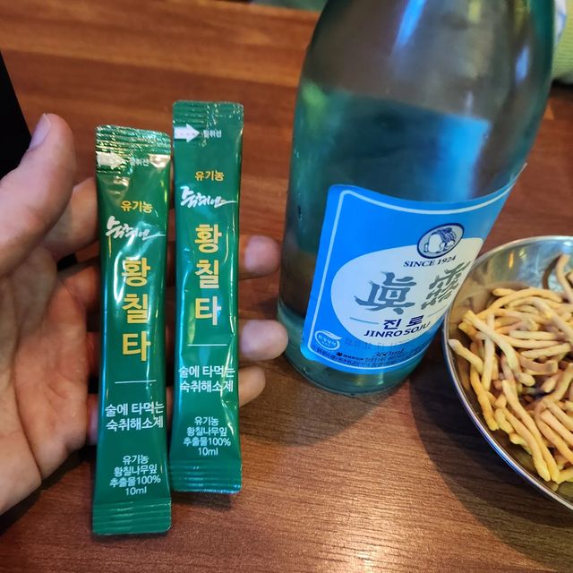 협찬,문의DM on Instagram: "#광고 ✅️1일 1술하는 요즘,숙취해소제의 도움을 간간히 받고 있는데요. 황칠코리아에서 나온 <황칠타>애용하고 있어요. ✅️1소주 1포,음주 전후 먹는것도 가능하고