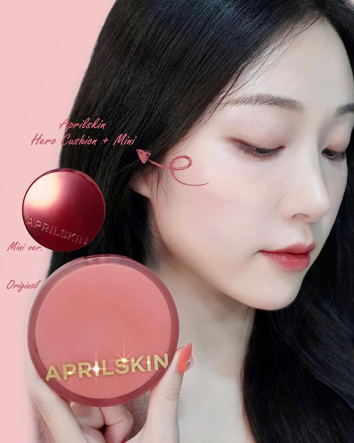 유리아🌸 on Instagram: "#광고 #에이프릴스킨#히어로쿠션 손바닥 반 만한 쿠션이 있다구??🫢💕 쿠션명가! 에이프릴스킨에서 히어로 쿠션 론칭 1주년 기념 한정 출시된 스페셜 기획세트에요✨