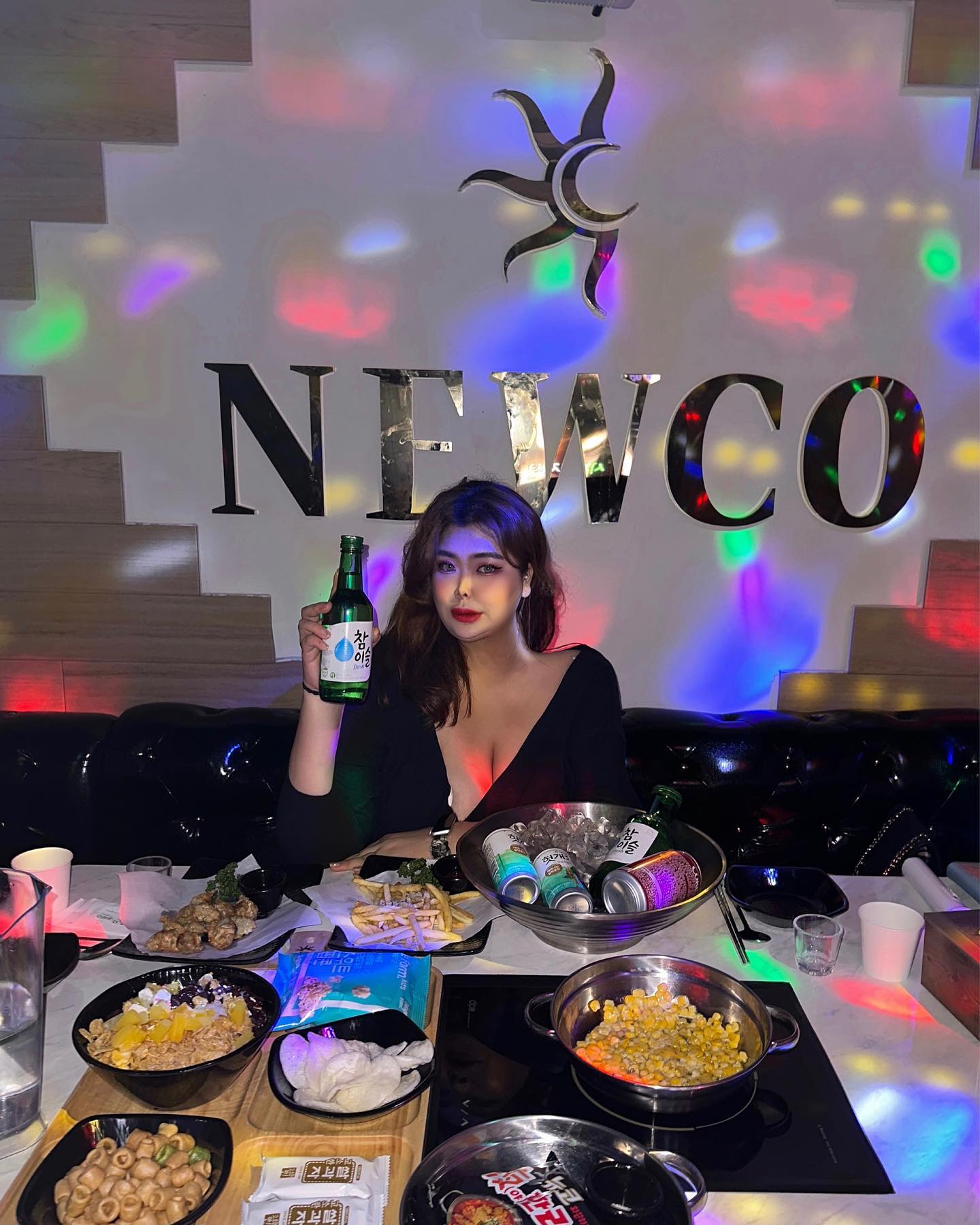 #협찬
.
.
.
화끈하게 불 타는 하루, 뉴코뮤직타운 수원영통점 🔥

저는 11번 룸에 배정받았고 들어가자마자 넓은 공간에 깨끗하고 깔끔한 쇼파가 한눈에 들어와서 놀랐는데, 바로 셋팅되는 기본 안주 10종을 보고 안주 먹으려고 술 마시는 수진쓰는 벌써부터 설렘 뿜뿜 ㅎㅎ 메인 안주는 부대찌개+라면사리를 주문했는데 메인 나오기도 전에 기본 세팅으로 상이 꽉 차서 좋더라고요 심지어 무한리필이라니까 조용히 따봉 ..👍🏻

그리고 개인적으로 미지근한 술 싫어하는데 이곳은 얼음이 가득한 바스켓에 술과 음료를 담아주시니 그럴 걱정 없이 끝까지 시원하게 마실 수 있다는 점 !! 서비스로 황도를 받았는데 토마토와 과일통조림이 가득 들어가서 아주 고냥 마음에 쏙 듬 😝

진짜 안주가 하나같이 다 맛있고 양도 푸짐해서 솔직히 밥 먹으러 온 줄 .. 일하시는 분들 다 친절하신 건 기본이고 음식 다 못 먹었는데 노래방 시간이 끝나가서 걱정했는데 바로 그냥 서비스 1시간 날려주시는 거 보고 반해버렸지 뭐에요 😋 (하지만 피곤해서 이미 정리하고 나와서 더 놀지는 못 했어요)

불금에 술 마시고 노래하러 같이 갈 사람 (1/99) 🎤🍺

#뉴코뮤직타운 #뉴코 #뉴코뮤직타운수원영통점 #영통술집 #수원술집 #영통노래방 #수원노래방 #수원노래타운 #수원룸술집 #술스타그램 #술안주 #안주맛집 #술게임 #술집추천 #영통맛집 #먹스타그램 #술한잔 #술안주그램 #소주스타그램 #맥주스타그램 #음식사진 #선팔하면맞팔 #첫줄좋반 #첫줄안녕 #좋아요테러 #팔로우반사 #인친환영 #인친해요 #디엠
