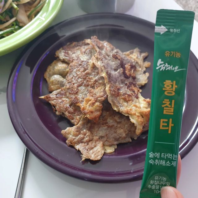 EEEUN on Instagram: "#광고 인삼나무 소주에 타먹는 숙취해소제 인삼나무로 불리는 황칠 숙취제 황칠타 소주한병에 한포 넣었더니 목넘김이 부드러워 지네요~~^^ 인삼나무 황칠은 간기능개선에