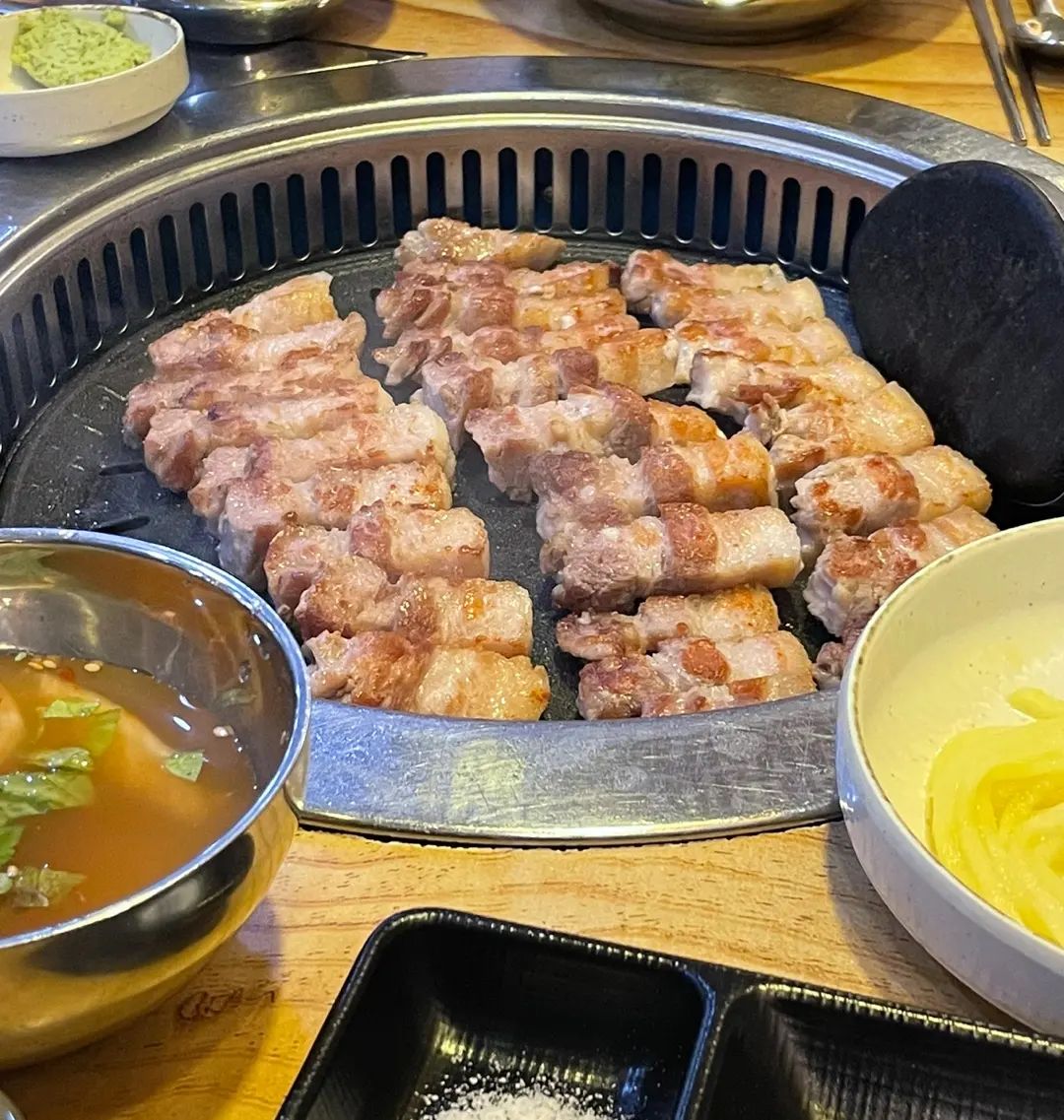 맛찬들 왕소금구이 삼겹살

고기도 두툼하고 직원분이 맛있게 구워주셔서 정말 만족!

#고기 #삼겹살 #서울맛집 #먹방 #먹스타맞팔 #먹스타 #맛스타그램 #맛집 #일상 #데이트 #맞팔 #먹팔