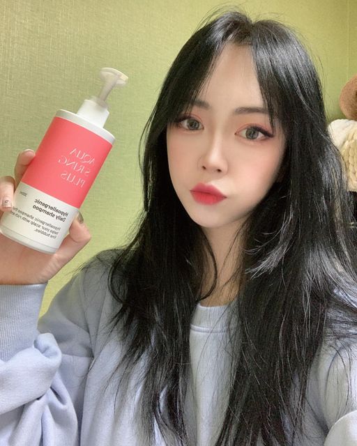 💉 on Instagram: "아쿠아큐링의 아쿠아에스링플러스 두피 수분샴푸예요 :) pH 5.0 약산성 샴푸로 소량의 사용에도 미세하고 풍성한 거품은 물론 자극없이 두피클렌징 가능하답니다! 또, 10가지
