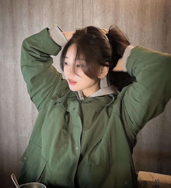 @yejuda_kiki on Instagram: "#협찬 @onehundred_white 내가 원하던 카키색 윈드 자켓🔰♥ •Pocket Point Wind Jacket-GREEN(Free) 뒷면 H자수와 아방한 핏감, 앞면 포켓 포인트 디테일 너무 예쁘구 딱 야상 컬러라