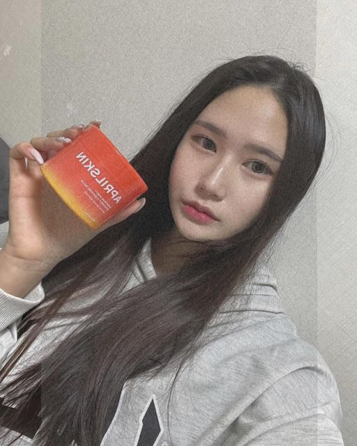 쬬미 on Instagram: "에이프릴스킨 캐로틴 클렌징 밤✨ 유튜버 추천! 메이크업부터 피지, 블랙헤드 싹 녹이는 원스텝 클렌저 미끌거리는 잔여감없이 산뜻 촉촉한 캐로틴 클렌징 밤으로 순삭 쓱