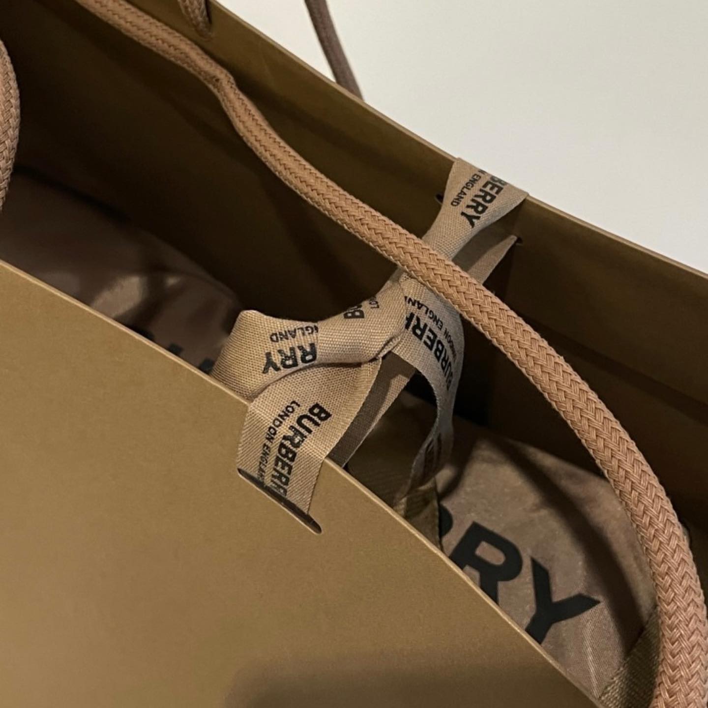 -
이 코트는 나에게 너모너모 
찰떡이라며 세뇌 시켜주기 🦥 

#버버리 #burberry 
#찰떡라이팅 
#성공 #짝꿍만세 #💕