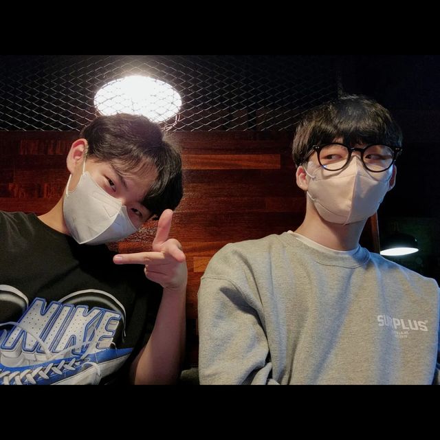 조범규 on Instagram: "#광고 갸루피스, 훈이피스, 루피피스, 체리피스? 진정한 근본은 플레밍피스⚡️(╹◡╹)v 이렇게 분위기 좋은 스터디카페는 처음 와봤어요! 스터디카페는 세미 독서실이