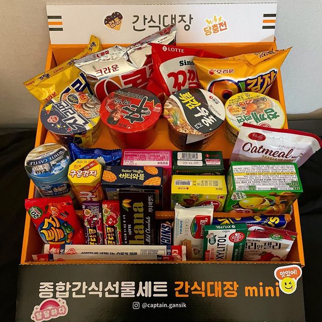 부둥판다 on Instagram: "#광고#간식대장#간식대장mini 두둥 우리집에 작은 편의점이🫰🏻 나만의 미니 편의점 종합간식 선물세트🤍 뭘 좋아 할지 몰라서 다 준비 했어😊 귀여운 스티커로 나만
