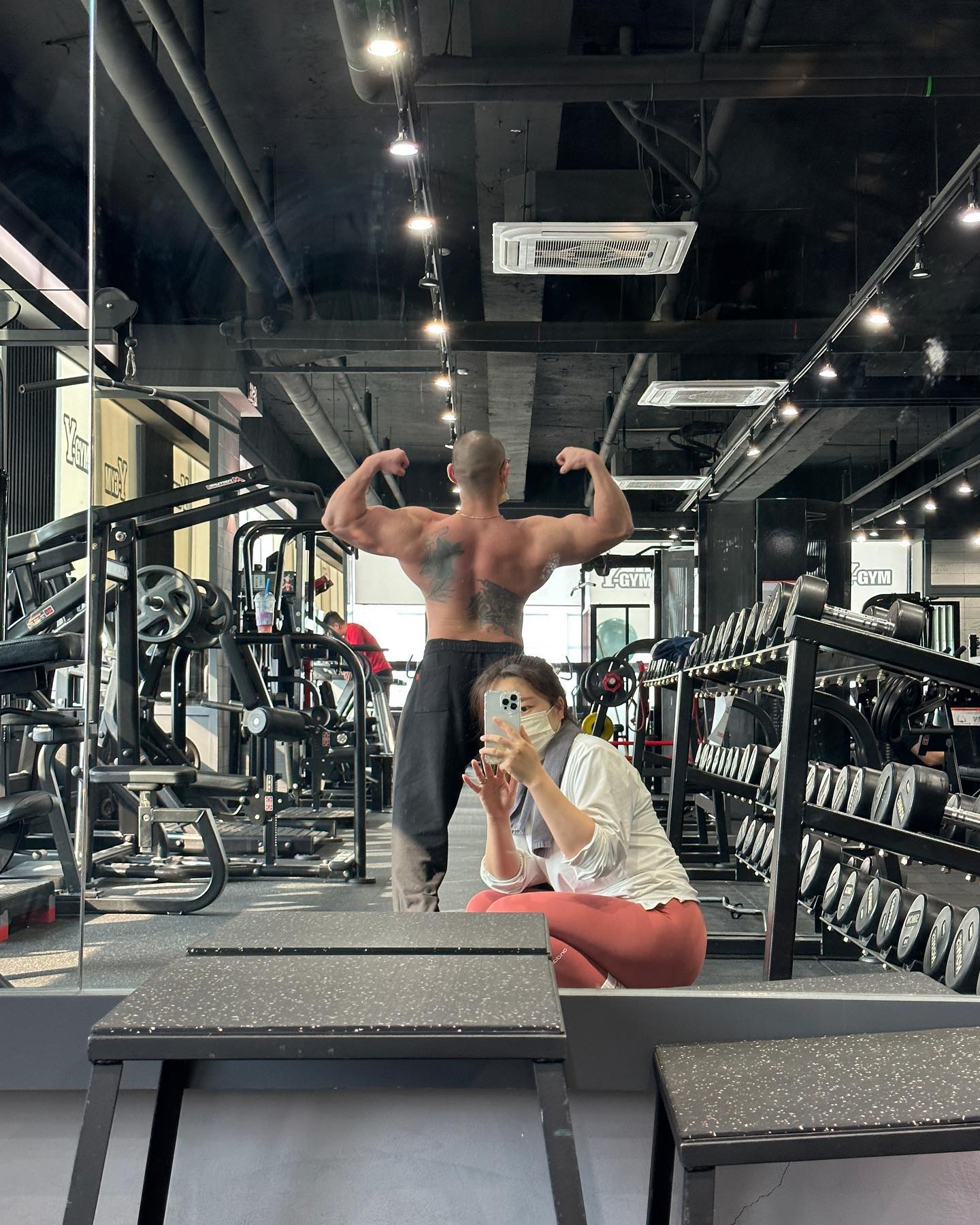 이제 곧 다이어트의 시작..!
다시 퍼징연습도 좀 하고 준비합시다!!
호매실 거북이등딱지가 꿈인남자💪🏾
.
할인할때 등록하세요🔥🔥🔥🔥🔥
운동은 아무데서나 할수있지만.
아무데서나 배우면 안되는건 이제 다 아실겁니다.
이제는 모르면 바보아닌가요??????
싸다고 덜컥 등록을 한다??
과연 실력있고 능력있는 트레이너가
싼가격에 수업을 할까요??
너무도 당연한 세상이치입니다 ㅎ
꼴랑 대회 한번뛰고서, 내지는 뛰어보지도 않고서
선수라고 떠들어대는거 보면
그게 만약 저라면 존나 쪽팔릴거같은데.. 
누구에게나 당연히 처음은 있죠
올챙이적 있습니다.
근데 그에 맞게 행동, 말을 하고 다녔음 좋겠네요 ㅎㅎ
괜히 멀쩡한 트레이너 욕먹이지말고😊
.
#수원와이짐 #수원 #수원헬스 #수원피티 #수원pt #금곡동 #금곡동헬스 #금곡동피티 #호매실동 #호매실헬스 #호메실피티 #호매실pt #몸스타그램 #헬스타그램 #다이어트 #다이어트그램 #운동스타그램 #운동하는남자 #운동하는여자 #일상 #소통 #맞팔