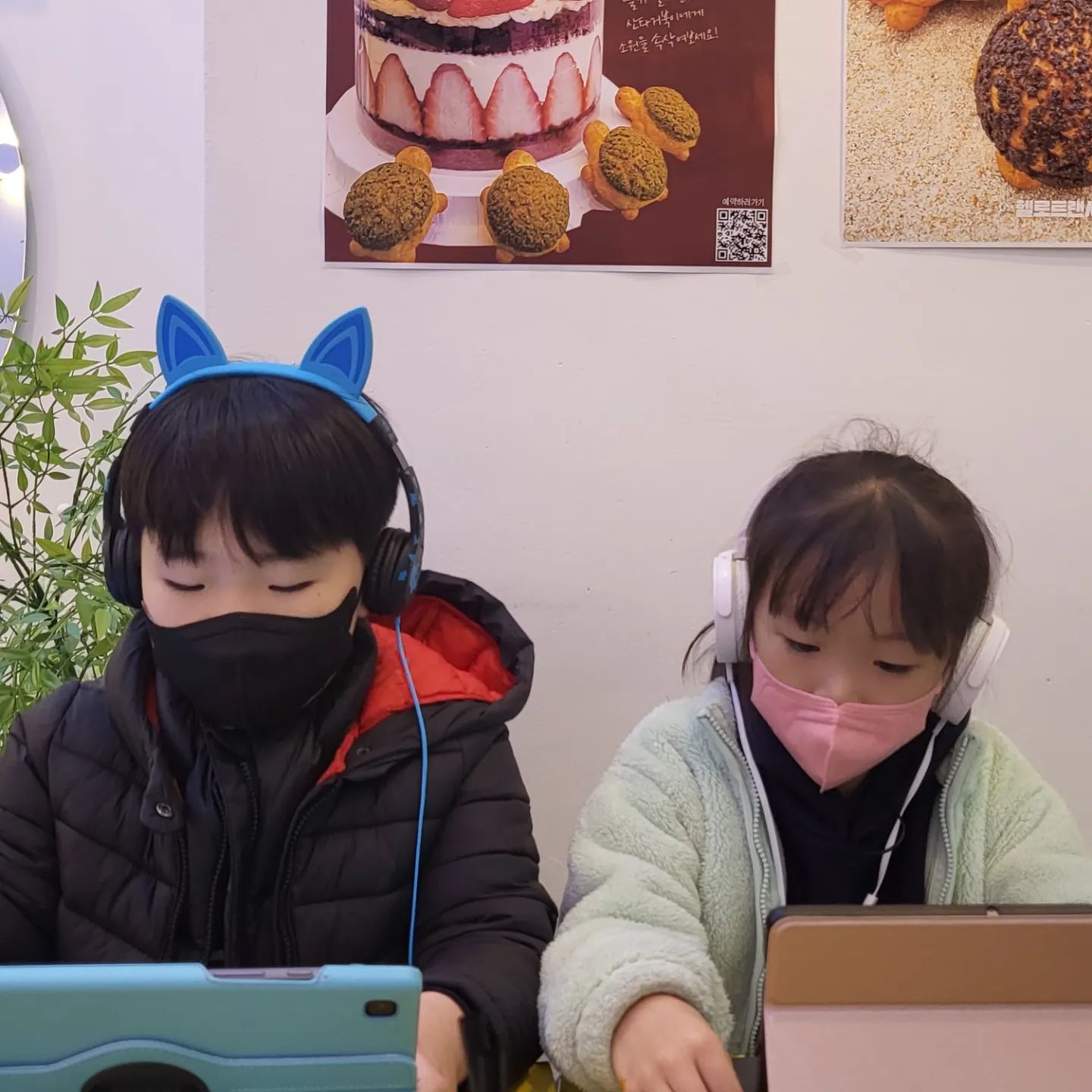 초등 데이또도 카페에서 즐기는
비싼 녀석들
츄러스 먹방하구.
패드 학습도 하는 초등
놀고 놀구 할땐 하는 열공
짝짝짝
도요새 영어하다가 친구따라 아이캔두

#초등데이트 #친구랑데이트 
#초등맘 #초1아들 #일상
#오후학습 #도요새영어 #아이캔두
#육아소통 #아들스타그램 #육아
#육아소통그램  #아들바보 #초등맘
#육아일기 #육아맘 #선팔 #맛팔
#선팔하면맞팔 #선팔 #줌아줌마