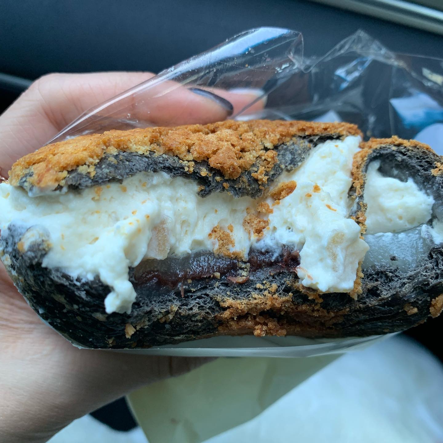 #아베베베이커리 (bakery_abebe)
#금능사과크림빵 💚 (3,200원)

📌이거 내 원픽,,💚

얘는 순수우유보다 더 맛있다!!!! (내 기준 ㅎ) 
진짜 왜 하나만 샀지? 싶을 정도로 첫입 먹자마자 너무 맛있었고여,, 사과크림이라고 해서 솔직히 기대 안했는데 제일 맛있으면 어쩌라는거ㅠ 사과크림이랑 찹쌀떡 너무 잘어울리고💚 위에 소보로랑도 찰떡!! 일단 아베베는 기본적으로 다 부드럽고 맛있어요💚 차갑게 먹으면 더 맛있을 듯!!!

#빵쑤_아베베