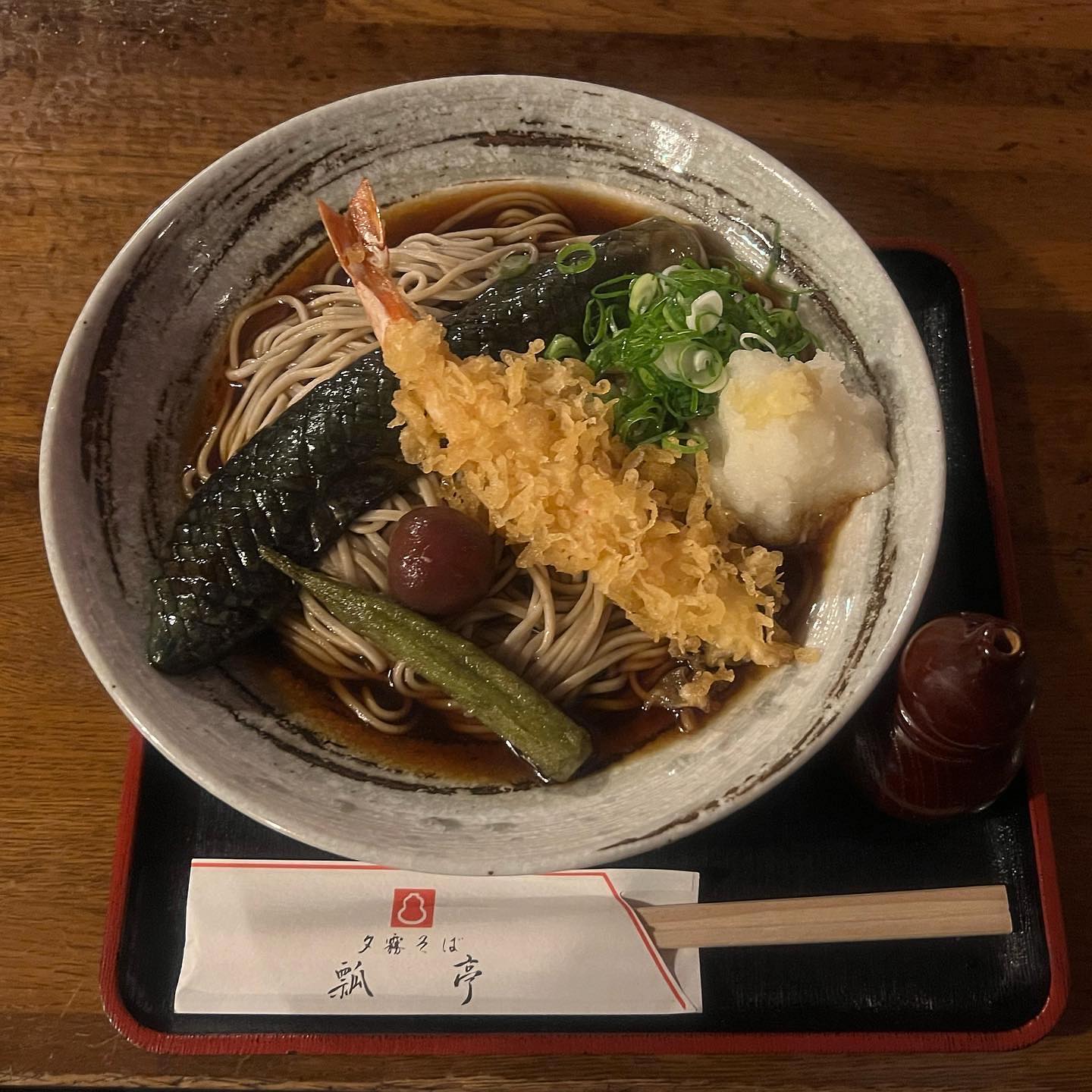 #関西에봄 #西日本에봄 
간사이 도착 다음 날,, 🇯🇵 
기력챙기고 느지막이 우메다(오사카역)로 나가서
오오사카,,가 을마나 큰지 함봐보기로함👍
.
구글맵에서 우연히 발견한 평점좋은 맛집
“夕霧そば 瓢亭(유기리소바 효테이)🍋”
반죽에 유자가 들어간 메밀면 전문점인데
간도 안쎄고 삼삼하고 면도 안끊기고 맛있음🫰
.
📷 1
나는 10월한정 가지새우튀김소바 먹었었는데
내가 생각했던 국물낭낭 온소바가 아니었고
츠케멘 느낌의 자박자박한 느낌이라 당황했지만
뜨끈하고 살짝 달큰해서 오히려 좋았음,,👌💕
.
🎥 3
나 먹는 영상 뒤에 들리는,, 손님 들어오는 소리,,🦻
그 손님이 “いつもので(늘 먹던 걸로)”라고 하면서
주문하시는데 <고독한 미식가> 고로상 같고,,,,
넘 멋져서 괜시리 따라해보고 싶었음,,😂😂
좋겠다,, 나도 집 근처에 이런 곳 있었으면 단골한다,,
.
📷 4
밥먹고 우메다역 다시 들어가서 쇼핑센터 구경하고
N년전 하카타에서 음청 고민했던 핑복인형,,💗
결국 모셔오고야 말았다,, 아무래도 와방 귀여우니까,,
포켓몬센터 다른 제품들의 유혹을 물리치고,,,
핑복꺼만 샀음,, 어차피 마이너라 몇 개 없지만😭
.
🎥 5
이 때까지만 해도 몰랐다,,, 이 가챠가,,, 
어떤 결말을 가져오게 될 줄은,,,,
가챠 처돌이 박봄이가 부활하게 될 줄은,,,
파산의 막이, 오르게 될 줄은,,, (사실 이러려고 일본감ㅎ)
.
📷 6
계속 돌아다니다가 저녁시간 되고 배고파져서,,
오랜만에 マック(맥날)을 달려볼까 싶던,,🍔
또 마침 ‘츠키미 버거’ 시즌 막바지라는 것임~~!!!
.
2년 전 어학연수때 한국의 불고기버거처럼
일본에서만 파는 메뉴가 있으면 먹어보고 싶었을 때
친구가 ’츠키미(달맞이)버거🎑‘를 추천해줬었는데
그게 늦가을한정인데 내가 겨울에 갔으니까ㅠ
못먹어봐서 아쉬웠던 마음 이번에 싹 풀고 왔듬🫶
.
근데 오리지널이 있고 치즈추가가 있대서,,🧀
오리지널이 국룰이겠지만 치즈는 무조건 맛있겠지,,
하는 마음으로 치즈맛 시키고 두근거리는 마음으로
자리에 앉았다가,, 앞쪽사람 앉는 거 보고 팍 식음,,
.
📷 7
오리지널을 시키면,, 저런 이쁜 포장지에,,,
지대루 각잡은 승부포장지에 주는구나,,,,🥺
ㅇㄴ 치즈도 좀 같은데다 챙겨주지 우쨔쇼,,,,🥲
.
츠키미 버거는 빵이 새서미번으로 바뀐 맥모닝에
베이컨이랑 고소한 소스 같은게 추가된 느낌?!
달달꼬소해서 맛있었음,, 무엇보다 일본 맥도날드는
M사이즈 감자가 한국 L사이즈라 너무 조하,,🍟💕
.
츠키미 이후에 나오는 사무라이버거도 궁금했는데
온갖거 다들어간 빅맥 같은 거래서 살짝 기대했는데 
그러고보니 그걸 못먹어보고고 왔네,, 까비~~😫
.
📷 8
햄버거 먹고 효고현(수인쟝 나와바리)으로 돌아와서
집앞 가라오케가서,, 나도 회원등록하고(?) 
회원가로 끝장나게 저렴한 가라오케를 즐김,,🎤✨
.
한국에서도 J-Pop 부를수야 있다지만,,
요네즈 켄시 같은 유명가수 노래 아니면 잘 없고,,
보미쨩은 노래방에서 오타쿠 노래를 부르고 싶었어,,
마침 앙스타 노래가 업데이트 됐대서,, 즐기고 옴,,😎
마찬가지로 오타쿠인 수인쟝과,,, 🤣🤣
.
근데 본의아니게 수인쟝이 콘서트 열어줘서(?)
웃느라고 노래 절반씩 날리고ㅋㅋㅋㅋㅋㅋㅋㅋㅋ🤣
와중에 수인쟝이 뽀미 오시 파트 양보해줘서 웃겼음🫰
.
아 가라오케 또 가고싶다,, 즐기고싶다,,🥺
내가 좋아하는 팝송은 별로 없어서 아쉬웠지만
오타쿠노래랑 J-pop 많으니까,, 담엔 뽕뽑아야지😌💕
.
.
.
#일상 #일상스타그램 #99 #스물넷 #봄만스물넷 #여행 #여행스타그램 #일본여행 #日本旅行 #✈️ #🧳 #오사카 #오사카맛집 #夕霧そば瓢亭 #大阪 #グルメ #포켓몬센터 #가챠 #ガチャガチャ #츠키미버거 #月見バーガー #🍔 #기간한정 #먹스타그램 #맛스타그램 #😋 #노래방 #カラオケ