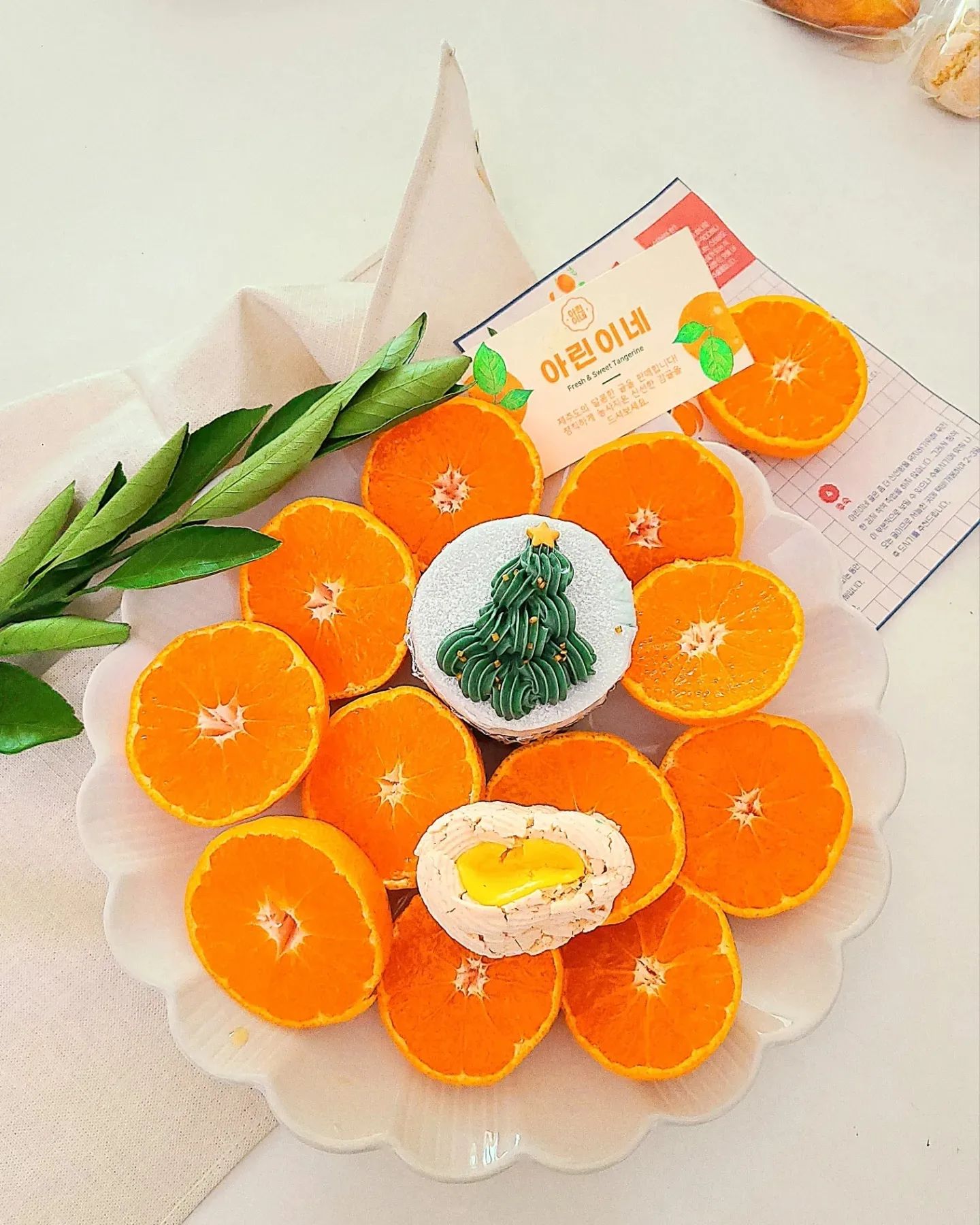 #집밥이젤좋은뇨자🏡 #제주감귤 #제품제공 

🍊유자향이 폴폴~🍋귤인가 유자인가ㅋ
🍋높은 당도에 속이 꽉찬 꼬돌꼬돌한 식감~ 
유라조생 특유의 과일향이 풍기네요🥰
.

겨울철이라 가습기 틀어도집 안이 많이 건조해 목마르던 차에 아린이네 귤 하나 까 먹으면.. 차갑고 시원한 고드름 깨물던 그때처럼 속이 탁 트이네요~
달콤함은 그저 거들뿐.  ㅋㅋ 🤩
.

😋아이와 함께 앉아 상자채로 까먹는거 질 좋아해요~우래기는 꼭 상자채로 까먹어요ㅋㅋ~ 🎅 🤶 크리스마스 🎄 간식 몇개 꺼내와 음료 대신 귤 먹으며 아이~예뻐라 해주면 아이 입가에 번지는 옅은 미소에 즤 맴이 싹 🌱 다 녹아요 ^^

🍀귤먹는 행벅을 느껴보는 불금팅이네요~💕.
.

👇👇👇
arinine_tangerine
네이버 스마트스토어 🔎제주아린이네🔍 

.
🌱제주아린이네🌱

-  12~13브릭스 당도
-  과피는 탄탄! 과육은 탱글!
-  스테비아 유황과 자체제작한 칼슘,액비를 살포하여 직접 농사지음
-  강제 착색 또는 코팅제를 사용하지 않음
-  신품종으로 기존 귤과는 다른 유라조생
.
.
.

#스테비아감귤 #조생감귤 #귤 #감귤 #제주귤 #제주귤체험 #아린이네 #황금향 #제주아린이네 #선물 #레드향 #한라봉 #천혜향 #제주노지귤 #귤택배 #밀감 #간식 #일상 #아이일상 #아이간식 #주부일상 #크리스마스 #크리스마스간식 #크리스마스디저트 #디저트