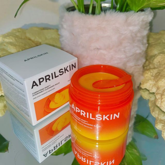 @yustina_no.1 on Instagram: "메이크업부터 피지, 블랙헤드 싹 녹이는 원스텝 클렌저 🥕 워터프루프 아이라이너, 마스카라도 엄청 잘 지워져요~눈 시림이나 잔여감 없이 산뜻한 마무리가 너무 좋