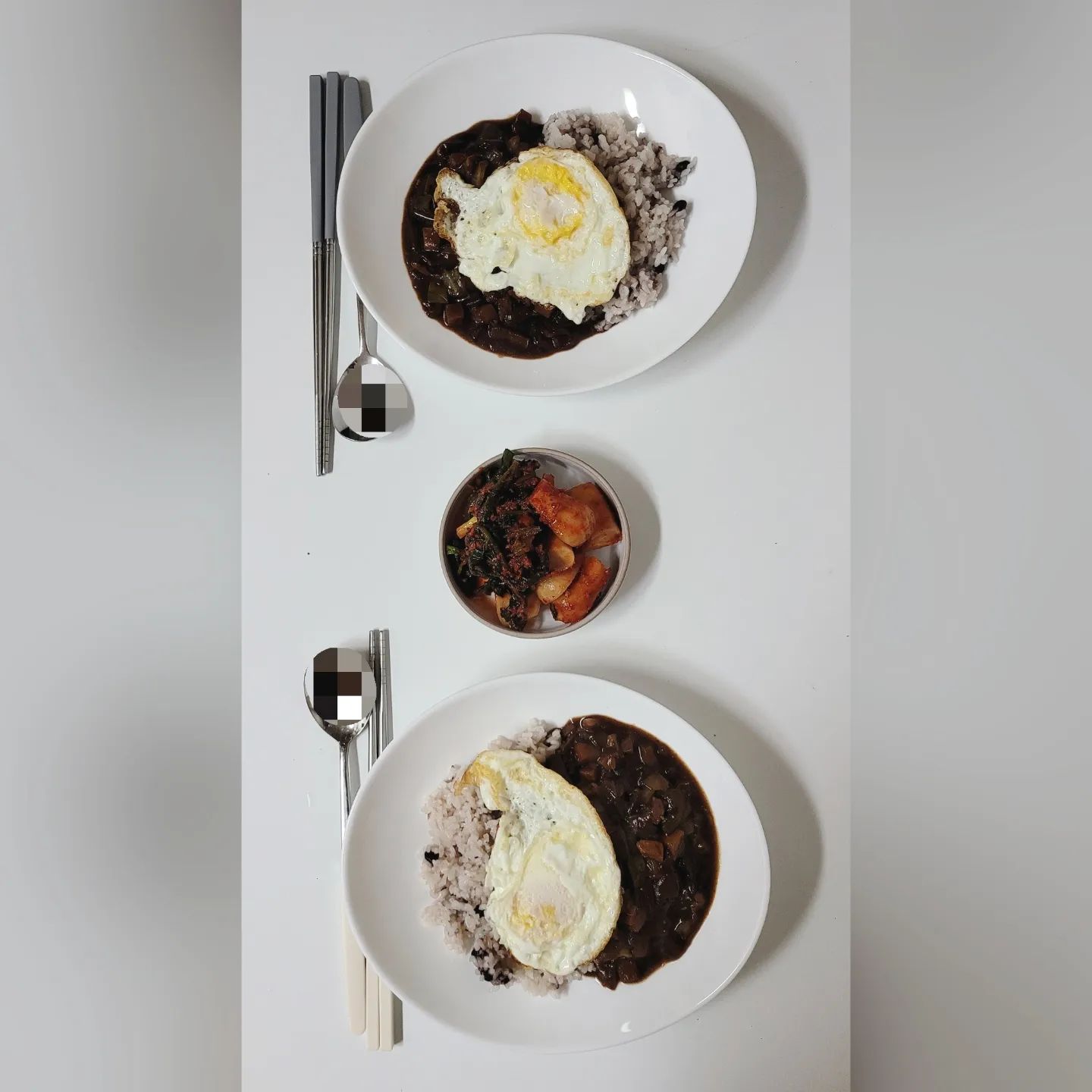 ✨️

날씨가 많이 추워졌네요~
인님들 모두 맛있는 하루 보내셨나요^^?
집에 있는 채소와 고기로 짜장만들어 봤어요~
카레는 많이 만들어봤는데, 
짜장은 첨이라 긴장됐는데 다행히 맛나게 됐어요❣️

기름에 춘장 듬뿍 넣어 튀기듯이 볶다가
고기와 간장,설탕 넣고 계속해서 볶아주세요~
고기에 어느정도 간이 벤 것 같으면
양파 양배추 애호박 감자 등 손질해둔 야채 넣어서 계속 볶아주세요~
어느정도 익으면 물 조금 넣고 전분 넣어서 
농도잡아주면 완성입니다🥰
밥 위에 완성된 짜장 올리고 
계란후라이 얹어서
잘 익은 김치와 한 그릇 먹으면 뚝딱이여요!

벌써 금욜이네요~ 
다가오는 주말 알차고 즐겁게 보내시길 바라요😍

#짜장밥 #총각김치 #계란후라이
#사랑하는사람에게 #집밥 #집밥스타그램
#식단공유 #온더테이블 #쿡스타그램 #성취감 
#신혼일상 #신혼식탁 #신혼밥상 #신혼부부 #음식일기