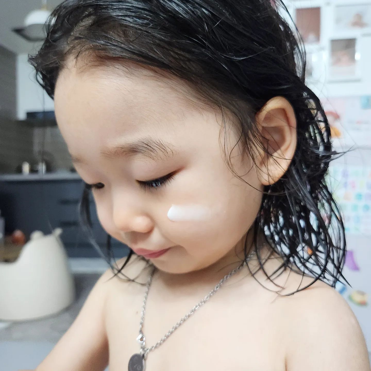 #협찬 

전성분 EWG그린등급으로 온가족이 다함께 사용할수 있고 발림성은 물론 촉촉한 보습력까지 만족스러운 닥터렘플러스 크림 

손상된 피부에 진정효과가 있는 판테놀이 함유되어 과한 유분기와 거칠어진 피부결을 개선시켜주고 피부장벽과 수분관리에 효과적인 세라마이드와 병풀 추출물이 함유되어있어요 

건조하고 거칠어진 아기 피부에도 부드럽게 금방 흡수되어 빠른 진정과 매끈해지는 효과를 느꼈고 기름기는 좔좔흐르지만 속당김이 심했던 저의 피부에도 찰떡처럼 잘 맞네요
온가족 크림으로 완전 강추하는 올겨울 최애템이네요👍 

#닥터렘플러스 #시카세라마이드 #세라마이드크림 #아토피크림 #온가족크림 #아기크림 #베이비크림 #아기크림추천 #베이비크림추천 #민감성크림 #민감성아기크림 #유아크림 #고보습크림