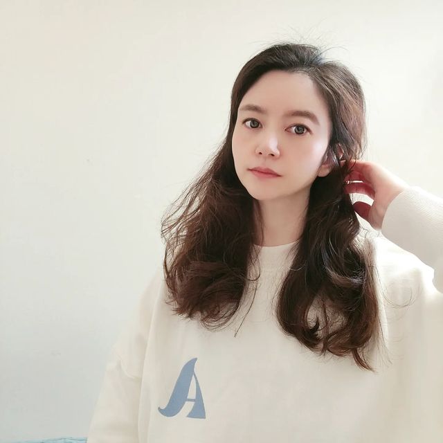 봉봉 Bong Bong on Instagram: "#협찬 세상 편한 맨투맨으로 휘뚜르마뚜루~입기 좋은 아가타 A 자수 반나그랑 오버핏 주머니 포켓 맨투맨입었는데요. 오버핏 반나그랑으로 활동도 편하고,앞주머니