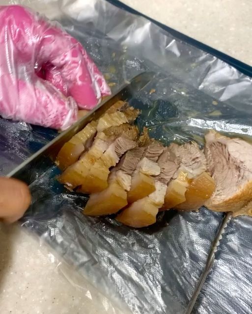 고4리🤍 on Instagram: "김장 후엔 새벽 1시 퇴근이라도 먹어줘야 하는 거 아니겠습니까 😈 소주 ➜ 맥주 ➜ 쏘맥 ➜ 꿀잠 #수육 #보쌈 #김장 #롯데주류 #처음처럼 #소주먹방 #칭따오 #칭따오맥주