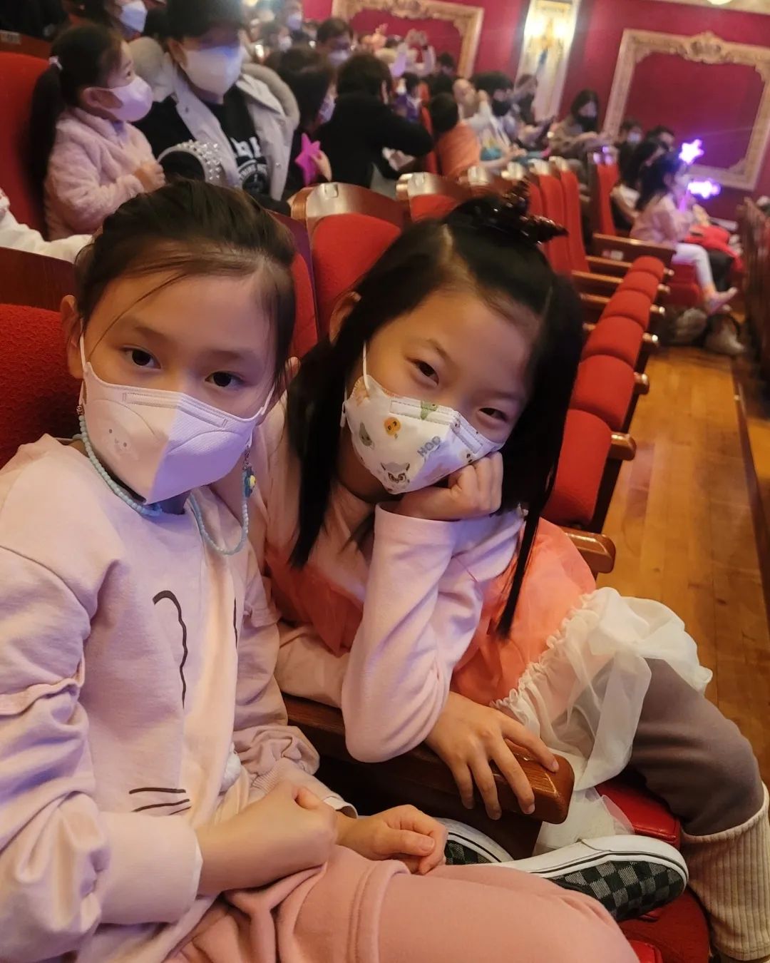 저번주 토요일에는 여기서 캐리공연보고~
이번주 토요일에는 이 무대에 올라가는 친구들!
어른들도 재미있는 캐리공연~
(남편도 재미있다고...^^;;;)

#캐리공연 #9살친구들 #유니버셜아트센터 #파자마파티하고 #두번째인데