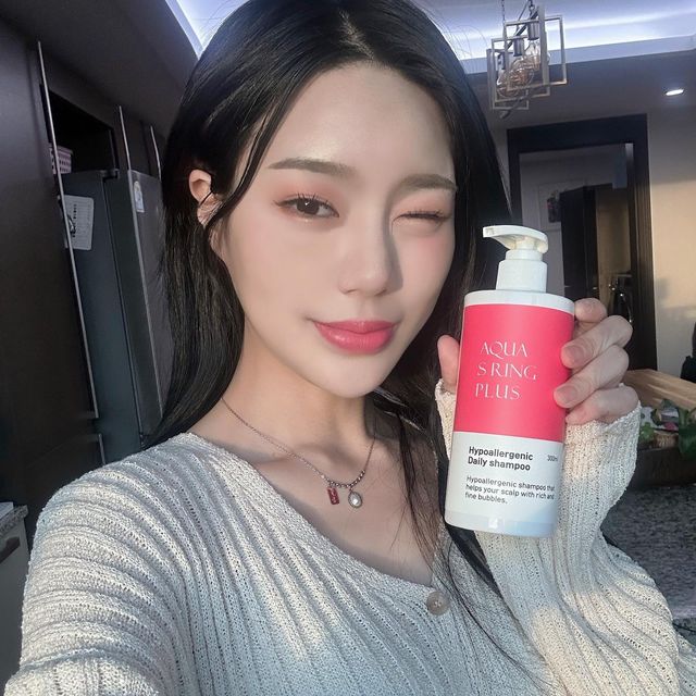𝘍𝘳𝘦𝘦𝘭𝘢𝘯𝘤𝘦𝘳 𝘔𝘰𝘥𝘦𝘭 on Instagram: "#광고 x @aquaqring_official ➰아쿠아에스링플러스 두피 수분샴푸➰ 🩸pH 5.0 약산성샴푸 🩸미세하고 풍부한 거품으로 자극없는 두피클