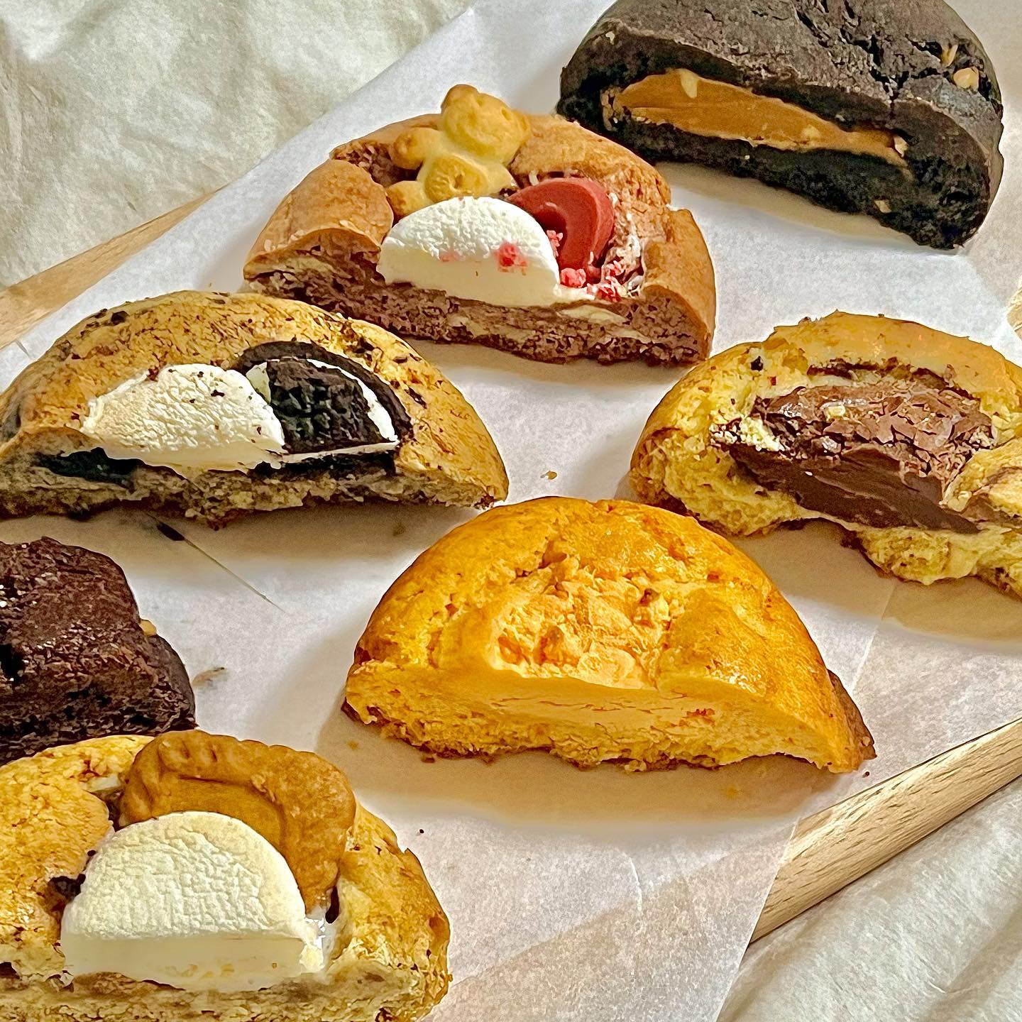 #루나베이크 #수제쿠키 #🍪
당 떨어졌을ㄸㅐ 이만한게 없다 이거쥬 …,🧡
꾸덕꾸덕 쫀득함이 아주
미처버리는 수제쿠키 ٩(๑❛ᴗ❛)۶

▫️오레어스모어
▫️로투스스모어
▫️블랙피넛버터
▫️딸기스모어
▫️초코바나나
▫️황치즈
▫️누텔라헤이즐넛

총 7가지가 있는데,, 
뭐 하나 맛이 없는게 없더라고요ㅠ
냉동 시켜놓고 하나씩 꺼내먹으면
하루 피로 싹 가셔요 아쥬 🫠
루나베이크 첵오 ‼️
#디저트 #카페 #쿠키 #답례품