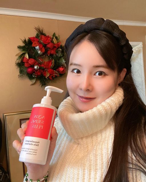 Selena Nam on Instagram: "#협찬 #셀레나의_리뷰 🧖🏻‍♀️ 수분감 듬뿍 아쿠아에스링 헤어샴푸 ㅆㅓ봤어요☺️ 약산성이라 두피에 자극도 없구 10가지 식물유래 성분이라 건강한 샴푸인데 거