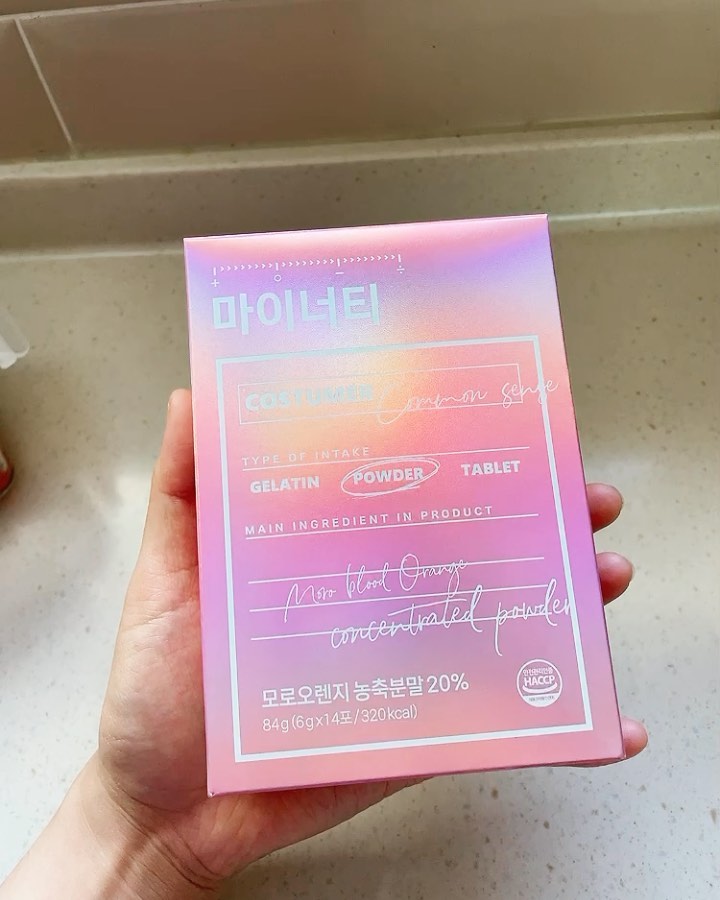 #협찬 #마이너티 

맛있는 다이어트 저칼로리 음료🥤

팩이 반짝반짝해서 너무 예쁘고 완전
취저…🎀🎀

맛은 오렌지 맛이고 약간 쿠우(?)음료수 맛인듯 !? 오렌지 종류 중 안토시닌 함량이 높고 베타카로틴,비타민c,비타민E 등 다양한 영양성분이 많아요👍

모로오렌지 효능으로는 #체지방감소 효과가 있다고 합니다 !

🥤가벼운 아침을 준비할 때
🥤지친 하루 충전이 필요할 때
🥤운동 전 후 수분 흡수 갈증해소
🥤맵단짠 야식을 먹고 난 후 

마이너티 다이어트 음료에는 부원료가 22가지가 들어있어요!
대포적으로는 단호박,레몬밤,비트루트,옥수수수염,팥,흰강낭콩,사과초모식초 등 다이어트에 좋은건 골고루 들어가있어요❤️

그리구 식전에 마시면 포만감을 느껴 식사량을 줄여 더 효과를 볼 수 있어요!

요즘 물 마시는게 너무 힘들었는데..
마이너티 덕분에 하루에 1리터 이상은 꾸준히 먹을수 있는거 같아요🤭❤️

#다이어트비타민 #다이어트 #비타민 #숙취해소 #붓기 #붓기차 #피로회복