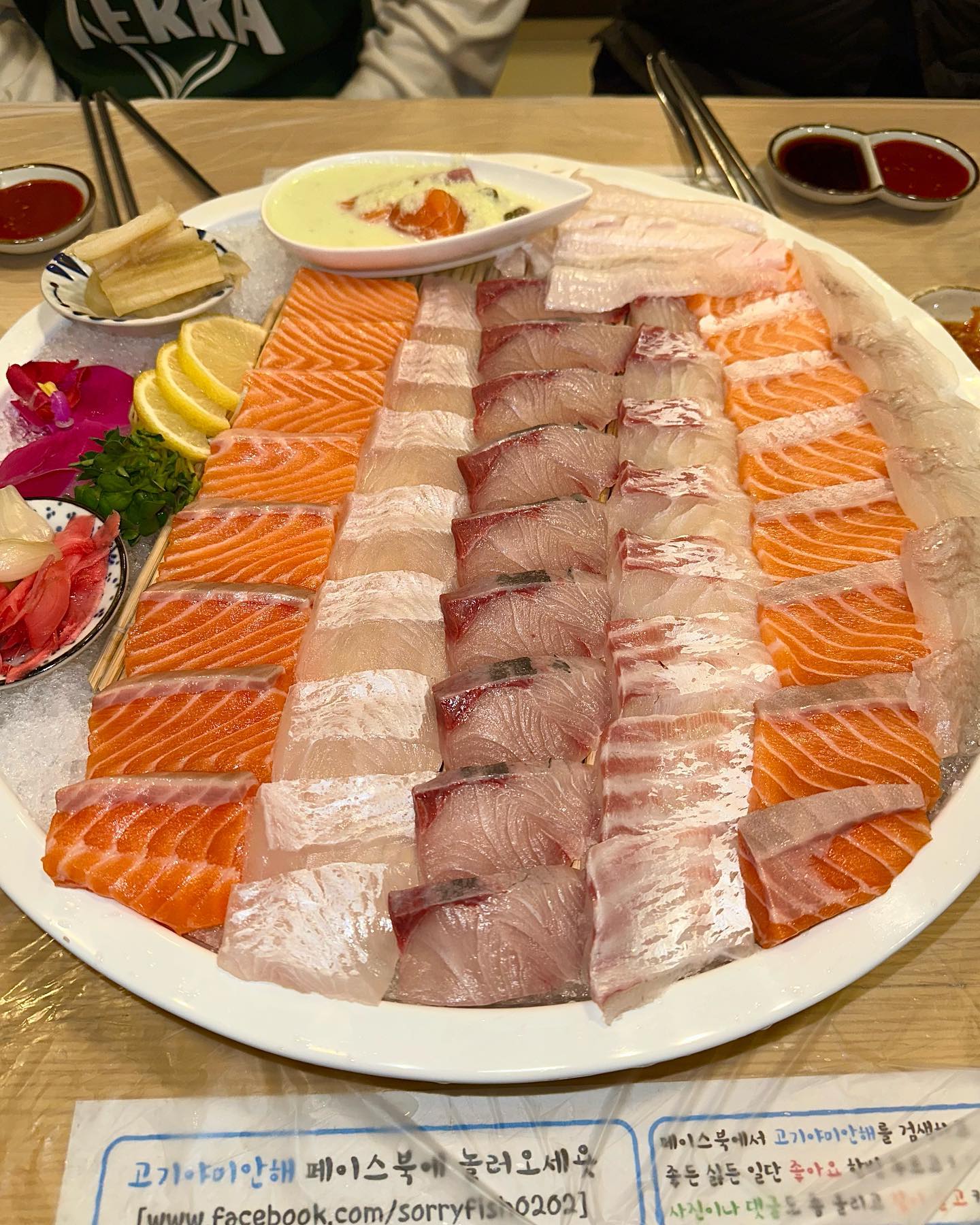 싱싱한 회가 두툼하게 썰려 나오는 회기역 찐맛집  #고기야미안해 

경희대 근처에 꽤 오래된 유명한 횟집이 있어서 다녀왔어요 기본적으로 횟감이 싱싱하고 비린맛 하나 없어서 정말 맛있게 먹었어요! 제가 갔을땐 세트메뉴(모듬회+모듬해물+𝛂)가 주말 첫 주문시에 주방이 너무 바빠 안돼서 아쉬움을 뒤로한채 사이드메뉴에서 시켰고 마무리로는 매운탕에 수제비 넣어 모두 만족하며 먹고왔어요! 게다가 밑반찬도 모두 맛있었고 리필 가능해요 직원분들 또한 다들 친절하셔서 기분 좋았어요!

#모듬회 대 를 시켰더니 연어, 광어, 방어, 우럭, 광어지느러미가 나왔어요! 추가적으로 두툼한 연어 두점이 소스에 빠져서 나오는데 새콤달콤 별미에요 홀스래디쉬? 소스였어요! 모듬회는 굉장히 싱싱하고 쫀득쫀득 찰졌고 하나도 안비렸어요! 그리고 평소 먹던 회보다 크게 썰려있어 식감도 더 좋고 한입 가득차서 너무 좋았어요 양도 진짜 많아서 회로 배채우기 가능이에요 

#회무침 은 회와 야채들이 굉장히 싱싱해요! 회무침 또한 회와 야채의 양이 많아서 배부르게 먹기 좋았어요 간은 직접 입맛에 알맞게 초장을 뿌려 먹으면 돼요!

#매운탕 은 많이 자극적이지 않은데 시원하고 깔끔한 국물이라 술술 먹기 좋았어요! 미나리, 서덜(서더리), 콩나물, 두부, 무, 야채가 들어있어요 라면사리 추가하는 것을 추천해요 

주말에 오픈시간에 맞춰 조금 일찍 갔는데 주문을 온 순서대로 받아주셨어요 평일에도 오픈시간에 맞춰가지않으면 웨이팅이 있으니 일찍 가셔서 좋은 자리 잡아 앉아계시는걸 추천할게요! 지인의 오래된 맛집으로 추천받아 가게 됐는데 횟감이 매번 싱싱하다고 해요 대학가라 그런지 가격도 착해서 갓성비 맛집이므로 근처에 가신다면 가보시길 추천할게요 

모듬회(대) 6.0 회무침 1.5 매운탕 0.7 라면사리 0.1 수제비사리 0.1 

📍 서울 동대문구 경희대로4길 20 / 회기동 11-7
