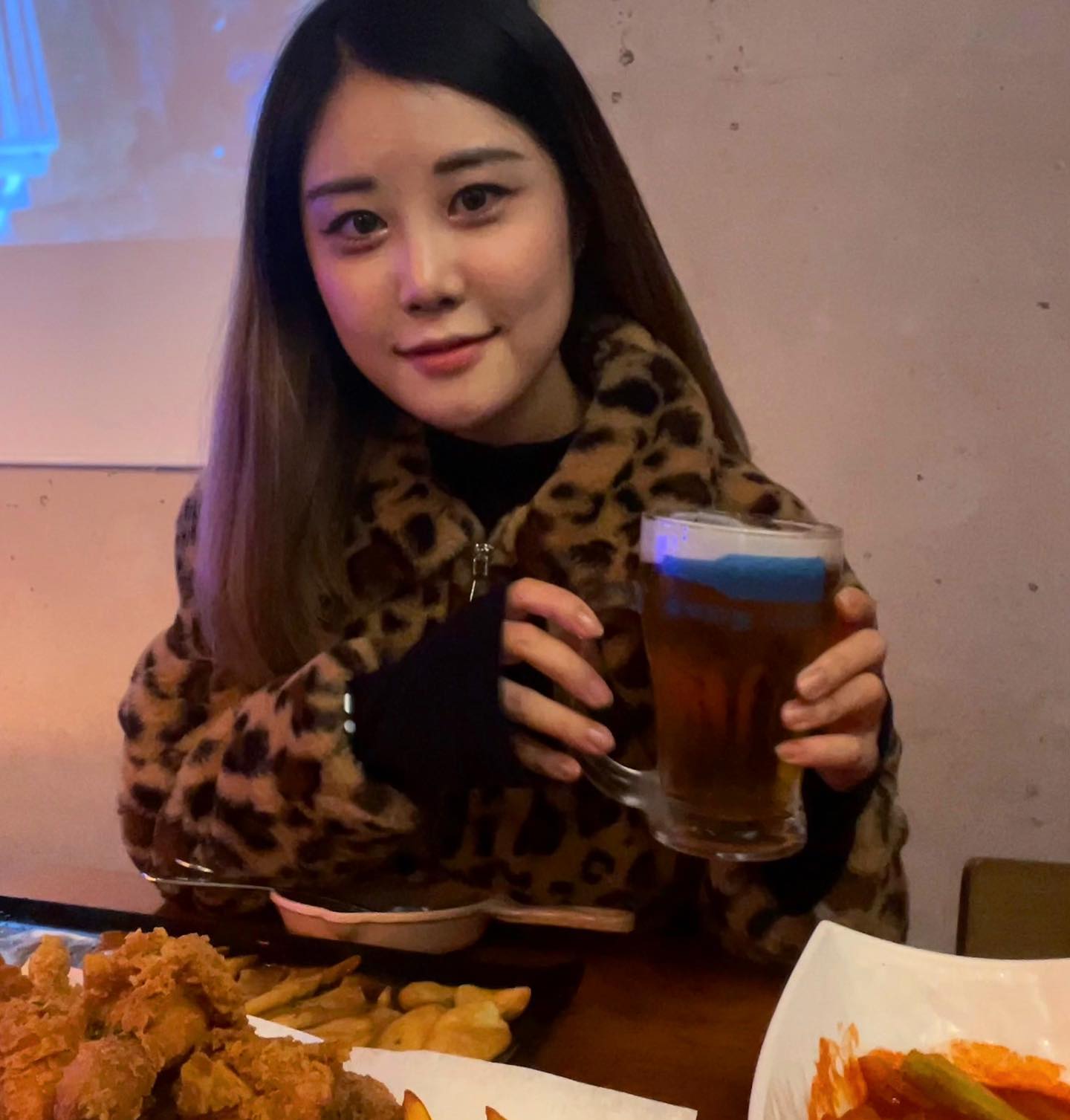 #협찬 
샤로수길 근처 가성비 좋은 술집 찾는다면?!!

봉천동 술집, 맥주는 별책부록 다녀왔습니다~
생맥주 3,700원의 폭우같은 가성비가 내리는 이 곳!!! 안주도 저렴하고 술도 다양해서 이것저것 먹으면서 배 채우기도 술 마시기도 모두 좋았어요!!

가성비좋은 시원한 살얼음 생맥주부터~ 달콤하니 술찌들도 먹기 좋을듯한 린데만스, 가볍게 한 잔 곁들이기 좋은 하이볼까지!! 술 종류가 정말 다양했는데 신기한건 ‘맥주’가 메인이라그런지 셀프로 가져다 먹을 수 있는 세계 맥주들도 준비되어있었어요!! 

저는 술도 다양하게 마신만큼 안주도 다양하게 주문해봤는데요. 새송이 간장 구이는 단짠단짠해서 가볍게 입맛돋우기 좋았고요. 이 집은 사실.. 치킨 맛집이더랍니다?! 게다가 치킨과 떡볶이 궁합은 말할 것도 없죠 ㅎㅎㅎㅎ

굉장히 넓은 홀과 꽤 많은 좌석까지!
그래서인지 데이트하는 커플부터 단체로 방문한 근처 대학교 학생들과 직장인까지 방문객들도 다양하더라구요~

연령대 불문하고 가볍게 혹은 진하게 시간 보내기에 너무 좋았던 맥주는 별책부록! 서울대입구역 근처에서 맥주집을 찾고계시다면 한 번 가보세요 (˵ ͡° ͜ʖ ͡°˵)

#염댕로드
#맥주는별책부록
주소 : 서울 관악구 관악로 155, 지하 1층
메뉴 : 크리스피치킨(17,900)/맥별국물떡볶이(8,000)/맥별새송이간장구이(6,900)/린데만스애플(9,000)/봄베이하이볼(6,900)/별맥생맥주(3,700)

#서울대입구맛집 #서울대입구술집 #서울대입구맥주 #술스타그램 #서울대입구 #맛스타그램 #먹스타그램 #맛집탐방 #신림술집 #관악구술집 #봉천동술집 #봉천동맛집 #관악구맛집 #일상 #맞팔 #소통