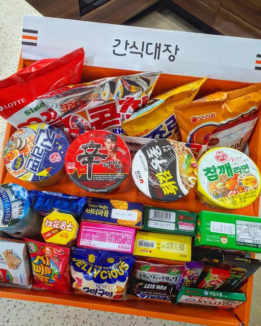 튤오 | 먹스타그램 on Instagram: "#광고

어른 다 되어도 과자선물세트는
기부니가 넘 좋네요 ☺️

간편하게 조립하고 진열할 수 있어
사무실에서도 집에서도 즐기기 좋은
#간식대장 과자 팬트리에요 💕

무려 과자 27종 ‼️
과자 구성도 좋고 다 좋아하는 것들
+ 컵라면에 나무젓가락도 있어
그냥 즐기기만 하면 됩니다 👍

스티커와 이름칸이 있어서
내꺼다 표시 땅땅! 하고
원하는대로 꾸밀 수 있어요 😆🙌

울 인님들도 얼른얼른 달려가서
나만의 편의점~ 간식창고~ 🎶
한번 꽉 채워 즐겨보세요 ✨️

📍 구매처 @captain.gansik
.
.
#간식대장mini #연말선물 #크리스마스선물 #과자선물 #과자추천"