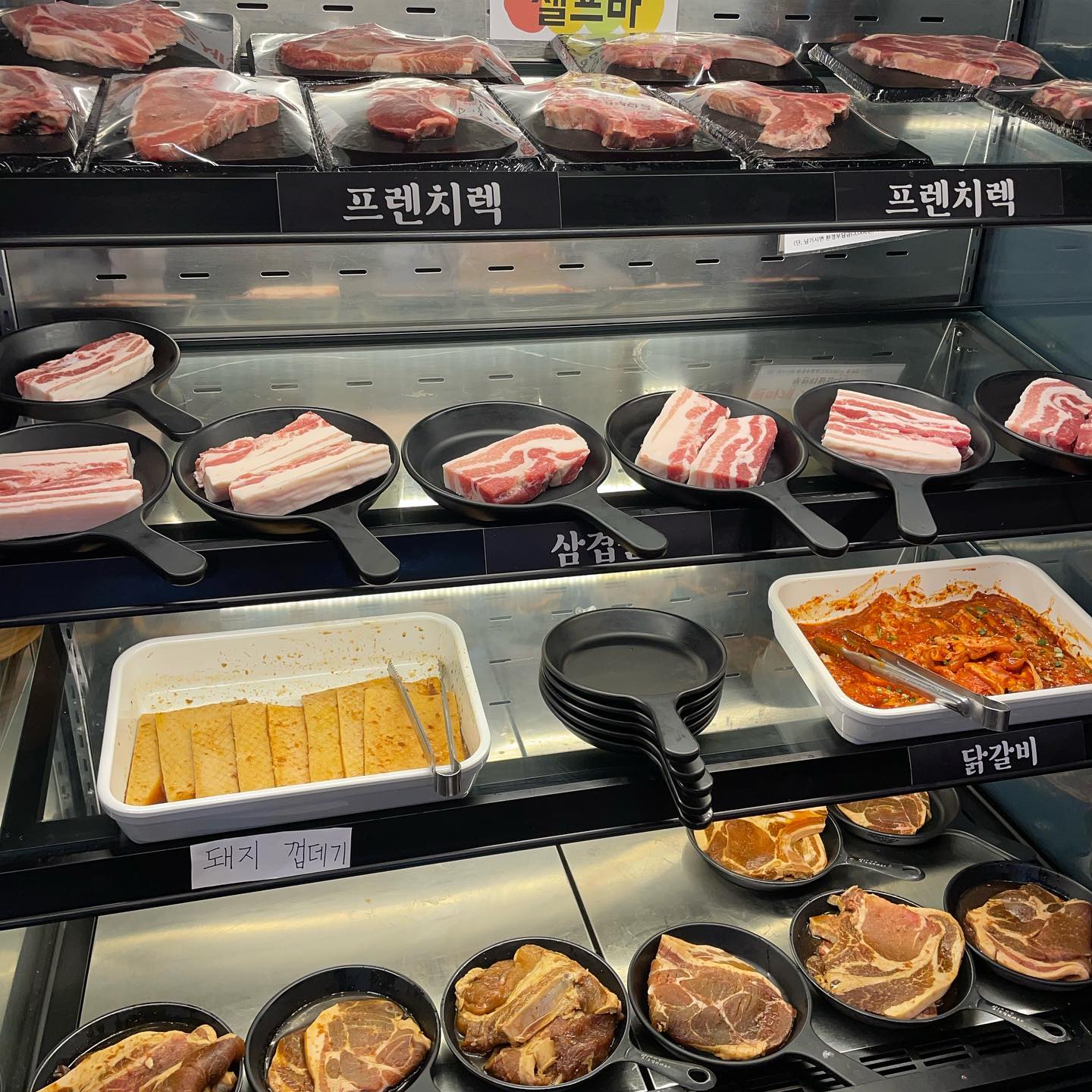 [명륜진사갈비 수원역점]
⠀
가성비 진짜 최고 너무 맛있었던 무한리필 식당. 수원하면 갈비, 갈비하면 수원 그래 배터지게 먹자!!!
⠀
프렌치렉은 처음들어봤는데 두꺼운 도끼삼겹살 이라고 불리며 토마호크 스테이크를 닮아서 인기가 많은 돼지 부위라고 한다. 프렌치렉은 등갈비살, 등심, 삼겹살, 가브리살, 새우살 5가지 부위를 한번에 먹을 수 있는 부위라고 한다. 도끼 삼겹살을 먹으면 거의 돼지 반마리를 먹는 것이다. ㅋㅋㅋㅋ
⠀
명륜진사갈비는 역시 갈비 양념이 감칠맛이 있고 아주 좋았다. 갈비만 먹고 싶었지만 그러기엔 삼겹살과 프렌치렉이 너무 맛있었다. 무엇하나 포기할 수 없는 이런 마음,, 그래서 골고루 먹었다. 헿
⠀
⠀
⠀