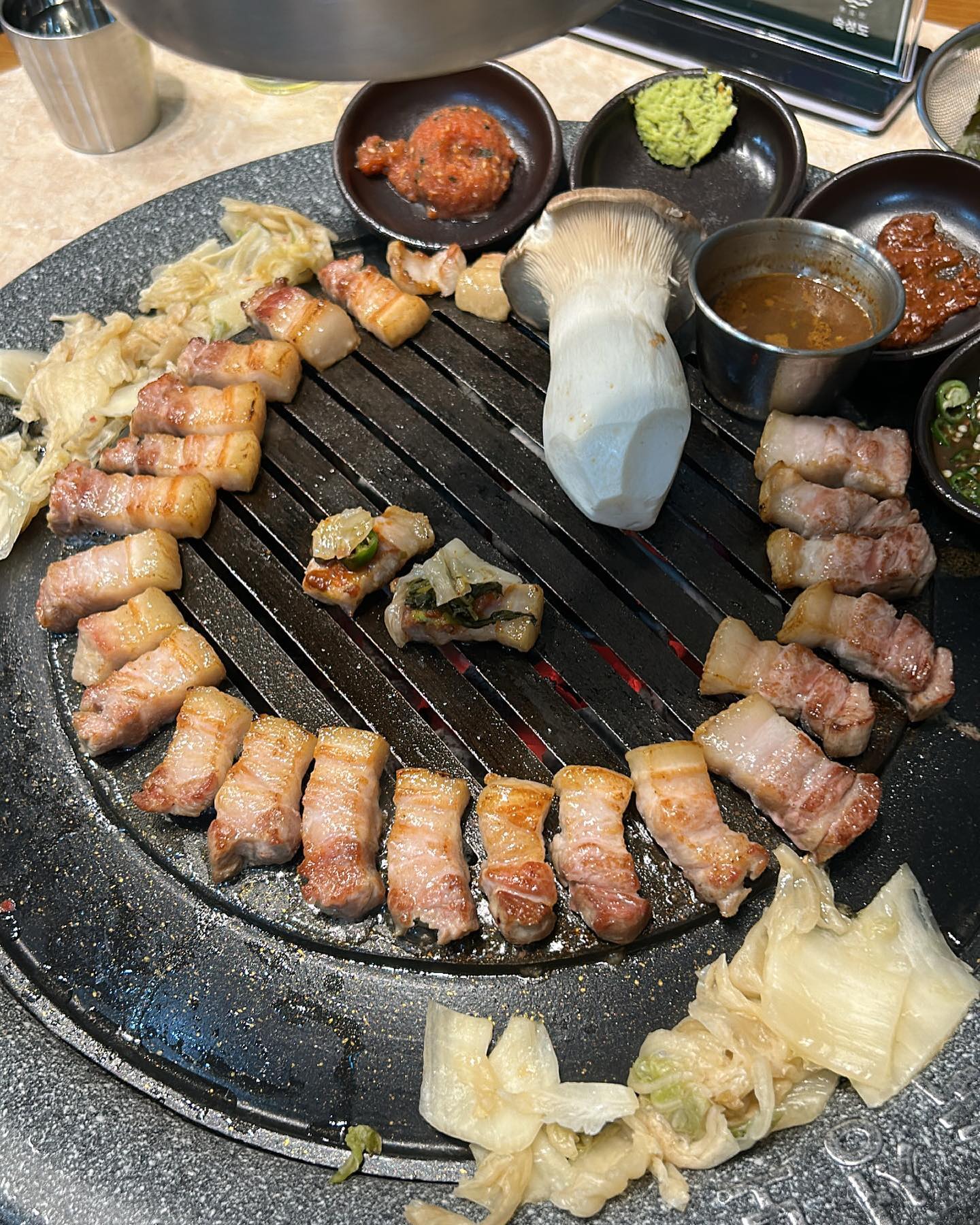 첨단 맛집 #숙성도 
오랜만에 소식 올려요🫶
제주도에서 유명한 숙성도!
직원분께서 친절히 구워주는 숙성도!
어떻게 먹어야 맛있는지 자세히 설명해줘요
먹야미 픽은 갈치속젓👍 
가자미회 비빔냉면도 역대급❣️
✔️주차장은 지하주차장!
✔️테이블링으로 미리 예약하세여✌️
✔️별관도 있는데 본관으로 먼저 가세요⭐️