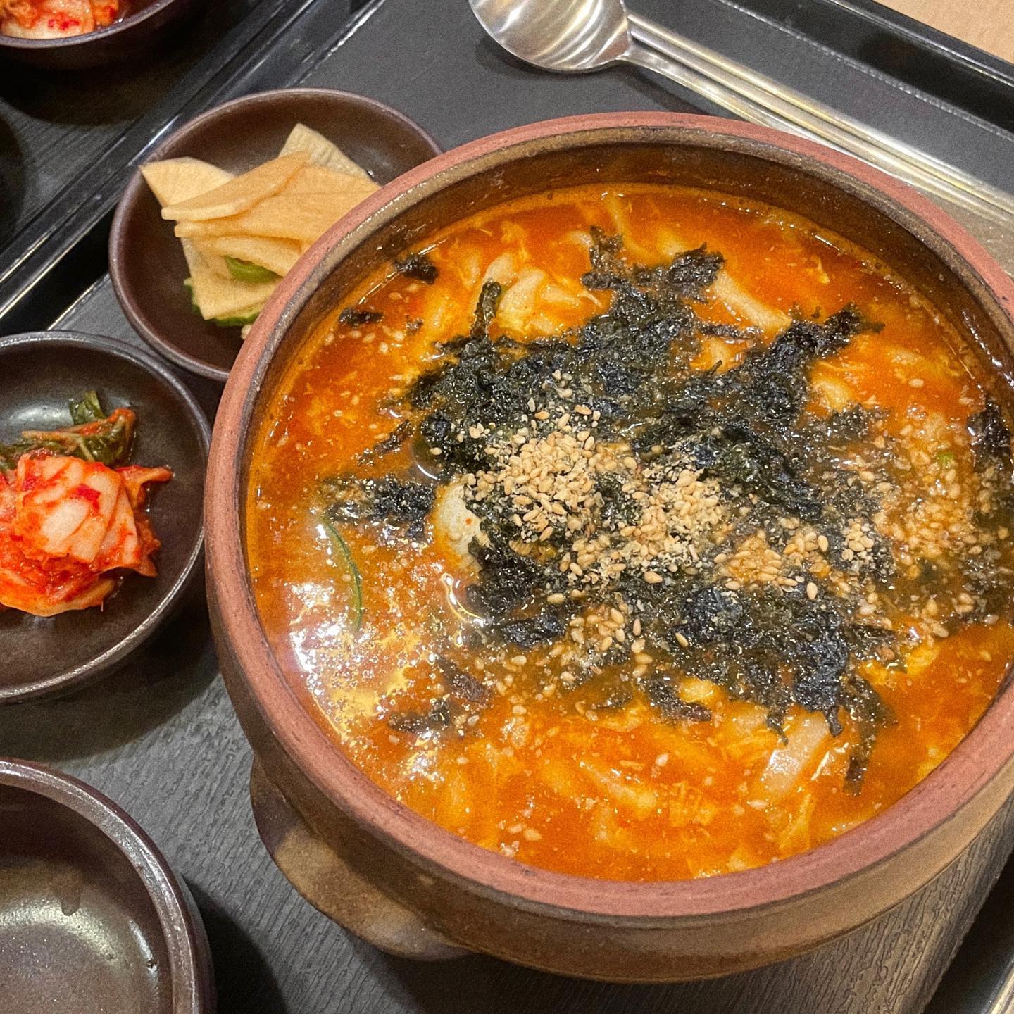 #칼국수 이것도 내 소울푸드 🍜
그중 수제면가 표 얼큰칼국수 제일좋아~
⠀
⠀
센텀에서 쇼핑 실컷하고 칼국수 먹으러 갔는데
사람마음 다 같은지,,, 손님 많아서 대기 조금 했지만
만족도 별 다섯개 🧡🧡🧡🧡🧡
뺏어먹은 들깨수제비도 꼬숩고 깔끔해,,,!
⠀
항아리 뚝배기에 가득 담겨나오는 수제 면요리 👍🏻
⠀
⠀
* 위치 : 센텀 롯데백화점 지하1층 수제면가
* 영업시간 : 10:30-20:30
⠀
⠀
#먹방 #맛집 #부산칼국수 #센텀칼국수 #센텀밥집 #롯데백화점맛집 #롯데백화점푸드코트 #수제면가 #noodle #food #foodie #instagram #koreanfood #instafood