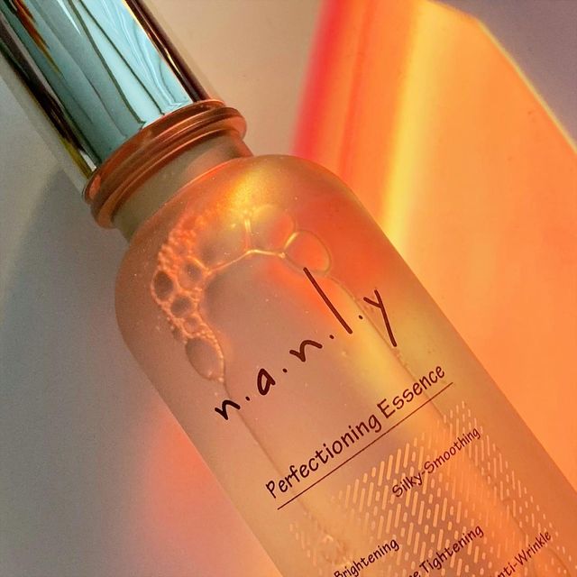 주아 on Instagram: "#광고 #nanly

난리 퍼펙셔닝 에센스🤍

밀싹 추출물 97% 함유로 외부자극이나
스트레스 등으로 인해 약해진 피부를
탄탄하고 매끄럽게 가꿔주는 밀싹에센스에요✨

수용성 과일산, 지용성 살리실산, 
자연성분 밀크슈가 성분으로 각질제거와
피지제거, 트러블케어도 돼서 
여러가지 제품으로 관리하던 시간이
퍼펙셔닝 에센스 덕분에 확 줄였답니다🤍"