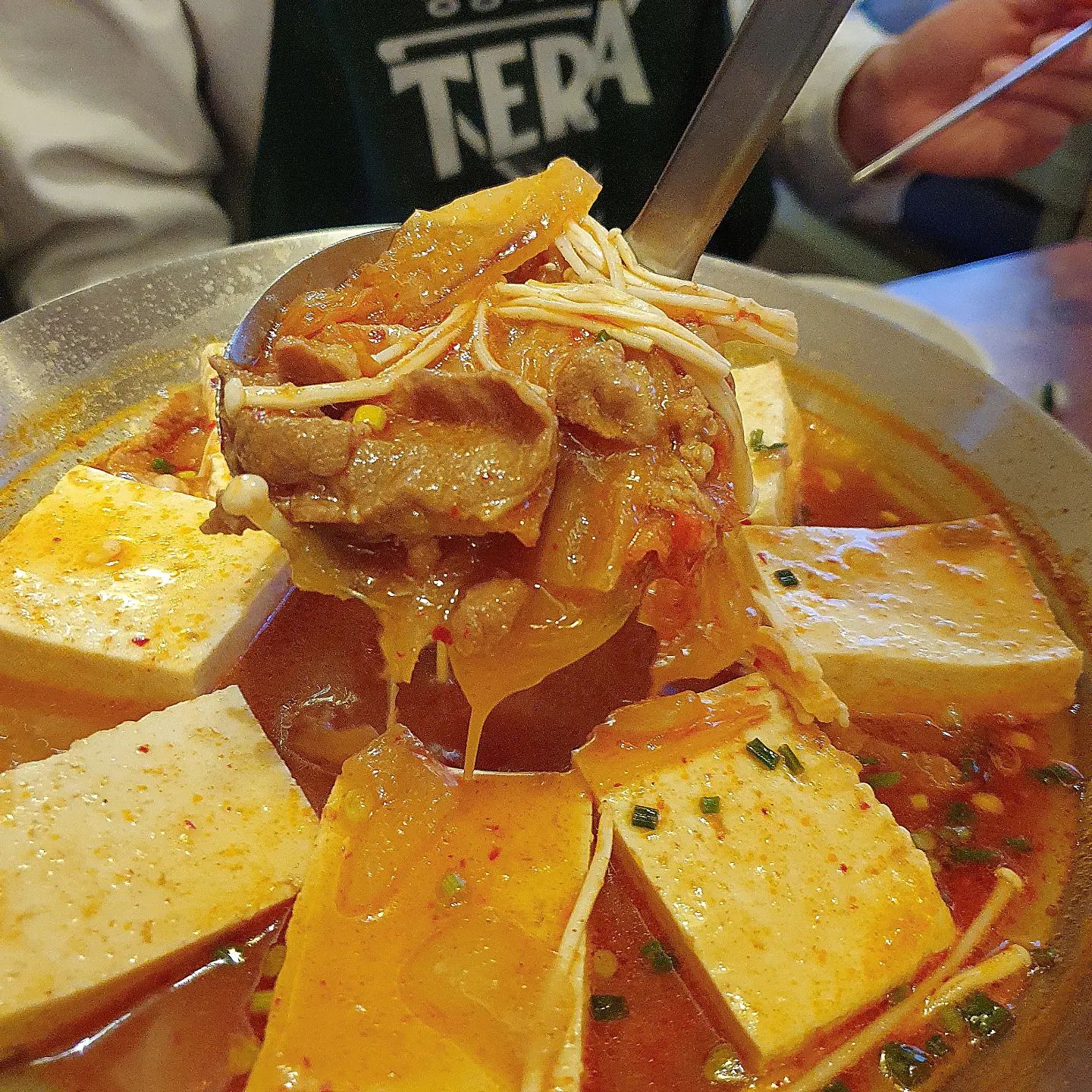 #마곡맛집 #마곡역맛집 #마곡점심 #마곡점심추천 
#마곡전골 #마곡찌개 #마곡역점심 #마곡술집

#뚜부집 

매일 아침마다 두부를 직접만드는 화려하진 않지만 사람 미치게하는 진짜 손두부 맛집👏👏👏

#두부찌개 20,000원

첫맛은 달큰 끝맛은 맵칼한 국물이 술을 부른다.
안에 들어있는 고기와 김치가 얼핏 김찌같은 생각이 들지만 점도있는 국물에 매일 만드시는 두부를 맛보는 순간 아 이게 두부찌개구나 싶다:)

#두부김치  13,000원

어찌보면 평범한 김치볶음에 두부가 큼직하게 나온다ㅋㅋ 그래도 맛있게 먹을수 있는건 두부맛이 저세상 고소함에 부드러워 별거아닌데 계속 손이가게 만든다:D
두부는 먹어도 먹어도 안질리는거 같다🤤🤤

#청국장 8,000원

이미 맛있다고 소문이 나있었는데 뒷테이블에서 나는 구수한 냄새 때문에 안시킬수 없었다ㅋㅋㅋㅋ
진짜 찌이인한 청국장이라 밥 비벼먹기 너무 좋았고 이 맛이 익숙치 않은분에겐 살짝 불호일거 같았다.

그치만 나는 개인적인 입맛으론 강추💯💯💯
이런 된찌스럽지 않고 찐하고 껄쭉한 청국장은 함께나온 나물과 밥이랑 먹으면 미친다ㅋㅋㅋ

아쉬웠던건 저녁엔 술장사 위주라 그런지 밥이 없는데 괜찮냐 물으시길래 남은밥 최대한 털어서 받아서 모양새가 원래 나오는것보단 안좋았던거 같았다😭

#순두부 0원
 
기본안주로 김치와 순두부가 나오는데...
리필이 계속된다ㅋㅋㅋ

순두부가 진짜 부드러운데 뭔가 알갱이가 살아있고 김치없이 간장없이 먹어도 콩국같은 녹진한 고소함이 입안에 싹 퍼진다.이런걸 무한으로 먹을수 있다니 msg좀 쳐보면 뚜부집은 천국 같았다ㅋㅋㅋ

☝🏻올린거 외에도 전이라던가 계절안주가 준비되어 있었다.
겨울이기에 생굴 꼬막이 있었고 반반도 된다하니 두부안주 하나 시키고 추가로 먹어도 좋을거 같다.

가게가 작은 편이라 답답한게 조금 있었는데 나름 갬성이 있었고 오래 장사했다고 들었는데 리모델링을 하셨나? 매장은 전체적으로 깔끔해 크게 신경쓰이진 않았다!

그리고 일하시는 분들이 너무 친절하신데 아침에 두부를 만들고 나서 갓나온 비지를 매장앞에서 필요한분께 나눔한다고 한다👏👏👏 비지찌개도 파시던데 이래도 되는건가 싶었다ㅋㅋ

나는 출근이 발산쪽이라 아침에 받을확률이 제로라 아쉽다고 하니 사장님이 전화 아침에 주시면 가져갈수 있게 챙겨놔 주실수 있대서 다시한번 정말 친절하고 인심 좋은 가게구나 생각했다😆

전체적으로 평범한데 두부맛과 친절함이 1티어기에 두부 좋아한다? 따끈따끈 무언가가 땡긴다?

꼭 뚜부집 한번 방문해 슴슴한듯 녹진한 두부의 참맛을 맛보시길 바란다:D

#선팔 #맞팔 #맛집 #좋반 #먹스타그램 #좋아요반사 #맛집소개 #찐맛집 #먹팔환영 #먹팔 #먹팔맞팔 #소통 #홈쿡 #술스타그램 #홈쿡스타그램 #쿡스타그램 #두부맛집