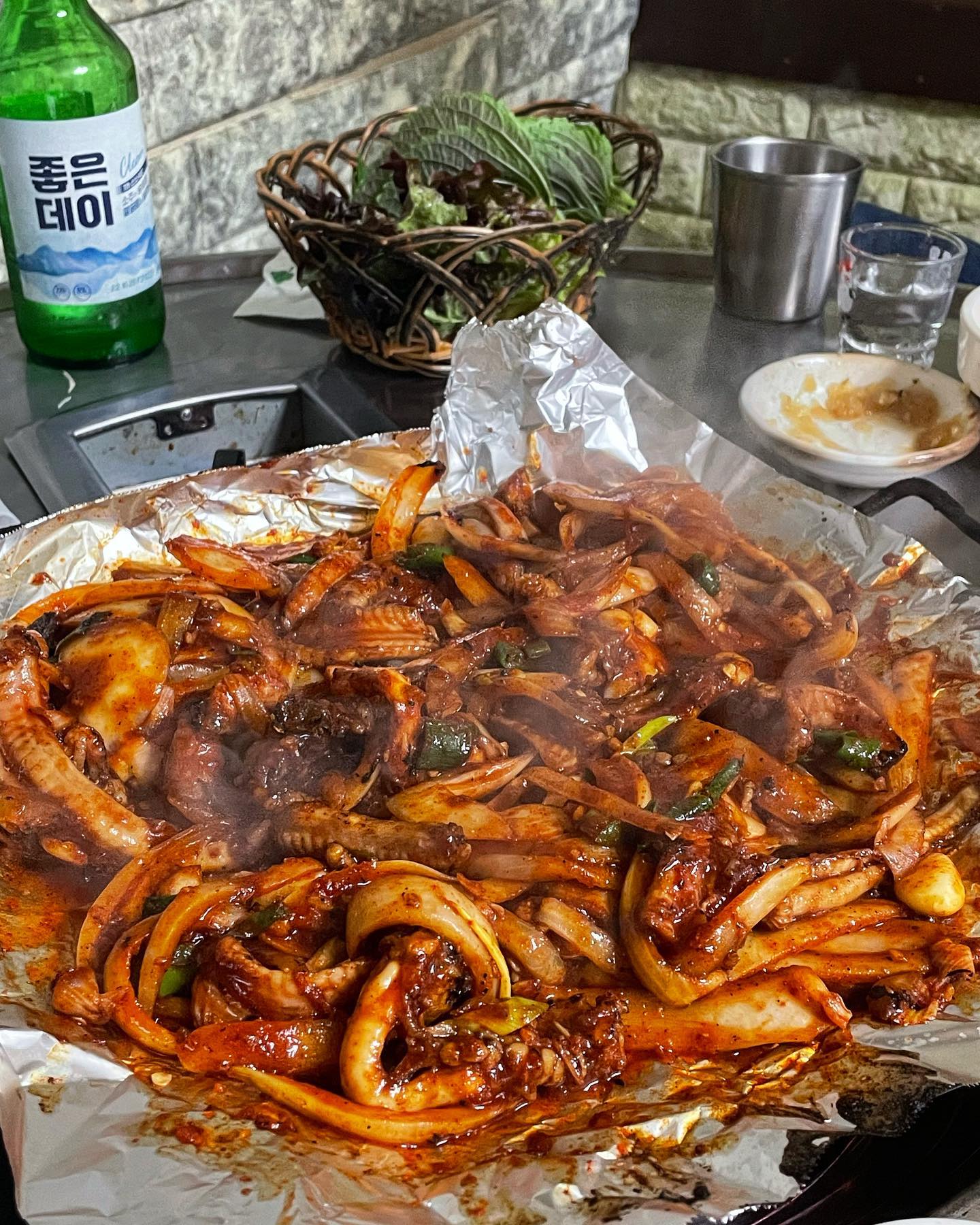 수영 <기장산곰장어>
갑자기 곰장어가 땡겼던 날,
오래전부터 점찍어둔 요 집을 가기위해 수영으로 향했다.

지나다닐때 마다 아재들로 북적이길래 저장해뒀는데,
역시 아재맛집들은 거짓말을 하지 않는다.

40년 전통 2대째 이어져오는 노포 곰장어집
가게앞 사장님께서 숯불에 곰장어를 초벌하고 계신다.

고놈들 참 실한것이 가격도 괜찮다.
요정도 퀄에 양이면 부전이나 자갈치를 안 가도 아쉽지가 않다.

소금, 양념 반반 시켜서
소금구이 먼저 참기름 푹 찍어서 한 잔 걸친 후
양념구이 먹다가 남은 양념에 밥 볶는게 진니✨

1인분 - 12,000원 (3인분부터 주문)
#모찌의머먹찌 #수영맛집 #수영기장산곰장어 #기장산곰장어 #먹팔 #곰장어맛집 #머먹찌_수영 #머먹찌_곰장어