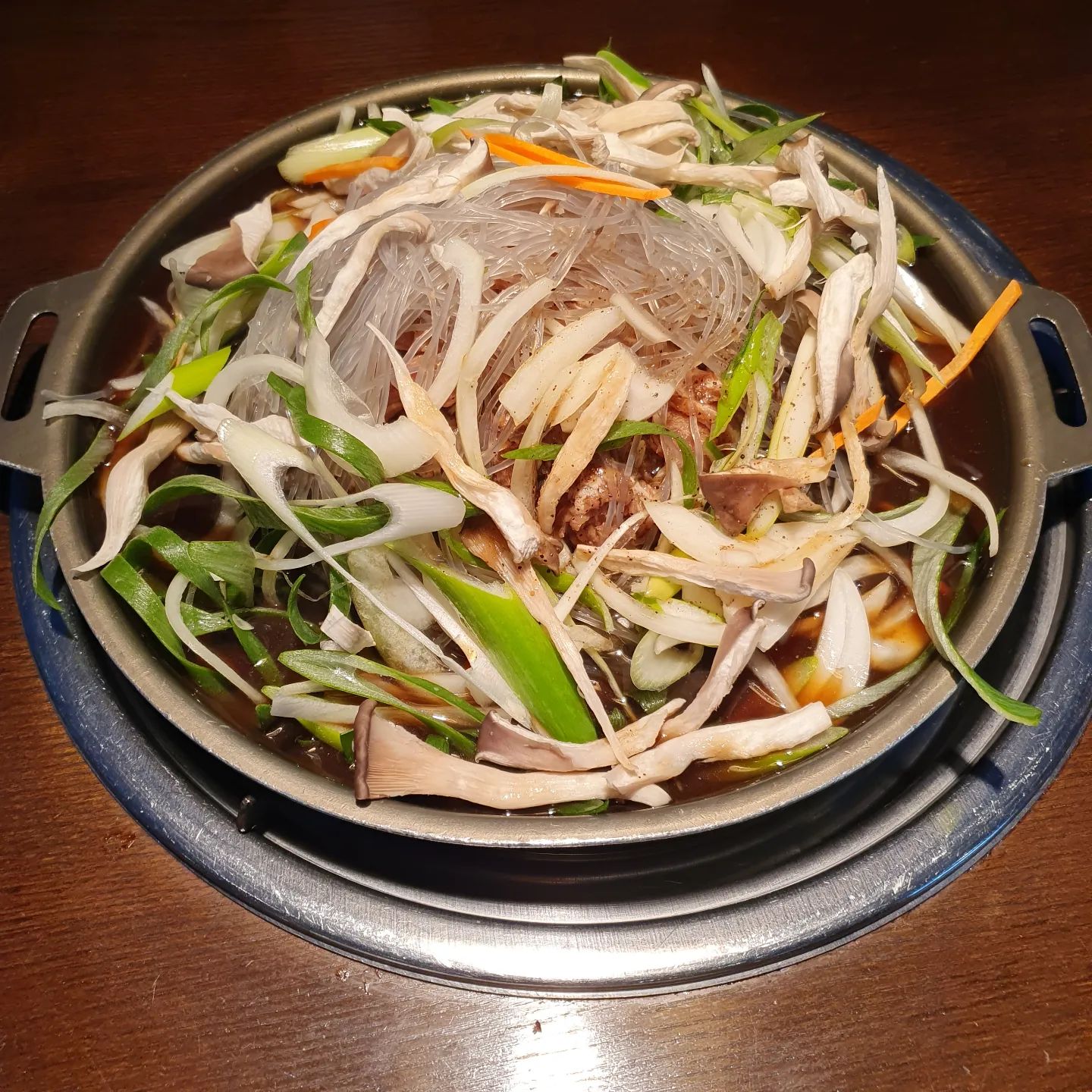 #아리랑갈비 #고기맛집 #동두천맛집
점심특선 불고기를 먹었다.
생각보다 양도 푸짐하고, 반찬도 많았다.
신선한 재료들만 엄선한 것이 느껴졌고
거를타선없이 다 맛이 좋았고,
달달한 맛의 불고기와 솥밥은 환상궁합!
배터지게 먹었다. 정말 잘 먹었다.