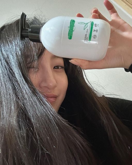 지히야 on Instagram: "#광고 프랑스 메디컬 브랜드 ‘엥뎀’ 제품인 김미수딩 클렌징 오일을 사용해보았는데요, 이 제품은 화장이 깔끔하게 지워지고 순해서 예민한 피부에도 부담없이 사용