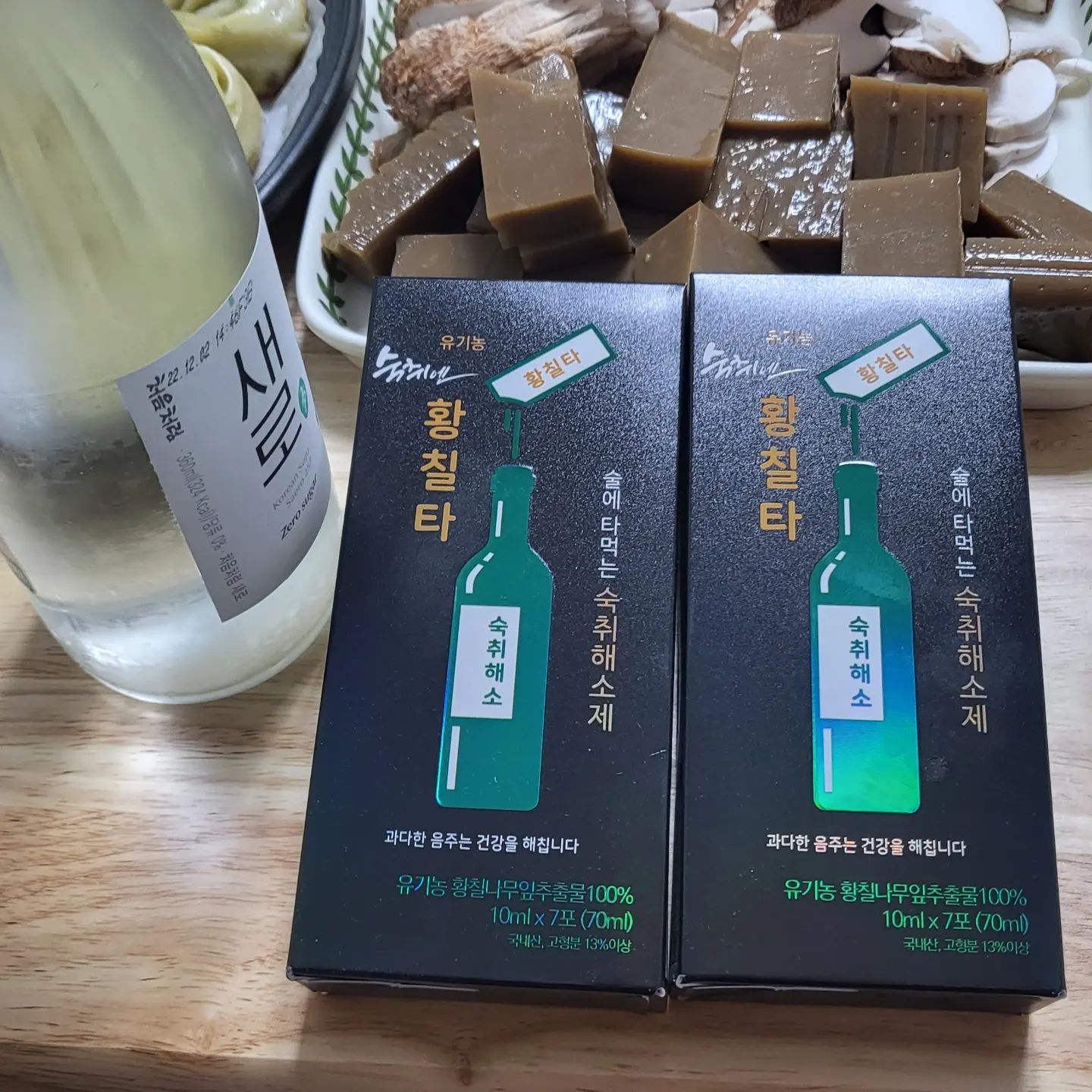 황칠나무는 나무계의 인삼이라 하여 인삼나무라는 별칭을 가졌데요.
황칠코리아는 20년이상 된 황칠나무만 사용해요
간 기능개선에 탁월한 효과를 보여 숙취에 좋은 황칠타 제품이 나왔다는데 바로 먹어봐야쥬?

섭취방법 & 후기
1. 소주 1병당 1포 타서 먹기
2. 음주 전, 후 그냥 먹기(물에타먹거나)
3. 잡내나는 음식 요리할 때 넣기(수육, 제육, 각종 볶음)

- 우선 은은하고 고급진 인삼나무향이 나는게 너무 좋았어요
- 알코올향을 날려주어 부담스럽지 않게 먹을 수 있고 목넘김이 부드러워요
- 이 날 기분이좋아서 주량 오버했는데 다음날 진짜 완전 멀쩡했어요
- 인삼나무 향이 계속 생각나서 또 타먹을 것 같은 끌림이 있어요

좋아하는 술도 먹고 숙취도 없애고 1석 2조!!!

#광고#광고#숙취해소제#숙취해소법#숙취해소#소주숙취해소제#음주후숙취해소제#숙취해소제추천#소주에타먹는숙취해소제#숙취해소제소주#음주전숙취해소제#숙취해소제언제#황칠타#황칠코리아#인삼나무#숙취제

#일상 #daily #일상스타그램 #셀스타그램 #셀카 #셀피 #맞팔 #선팔 #선팔하면맞팔 #소통 #댓글 #좋아요반사 #좋반 #DM