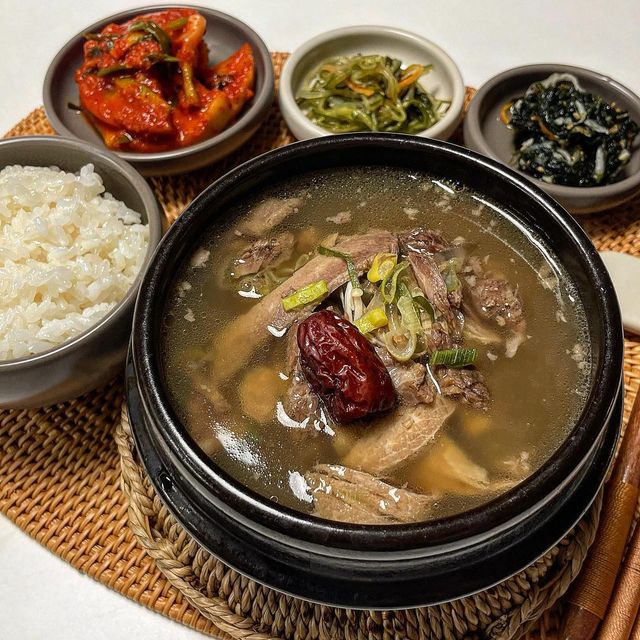 집밥•요리•레시피 ғᴏᴏᴅ ᴅɪᴀʀʏ✨ on Instagram: "#광고 뜨끈하고 진한 국물 대박!!👏🏻
야들야들 쫄깃한 고기까지 듬뿍 한우갈비탕 먹고
든든하게 몸보신 했어요~😋

쌀쌀한 요즘 날씨에 뜨끈한 국물로 한끼식사 뚝딱~
이만한 메뉴 없쥬?🫶🏻
정성스럽게 고운 육수가 맛이 어찌나 깊고 진한지..
너무 맛있어서 음식을 싹싹 비웠답니다🫶🏻

푸짐한 고기에 진한 국물 그리고 부드러운 갈빗살이 만원대!!
가성비 최고에 초간단 요리법으로, 누구나 유명한 식당에서 먹는 맛 그대로 집에서 즐길 수 있어요😋

📌 주문은? 👉 선암정한우갈비탕
@sunamjung2022
-
-
-
-
-
#선암정#선암정갈비탕 #갈비탕 #야식 #맛스타그램 #배달맛집 #대왕갈비탕 #집밥 #홈쿡 #맛스타그램 #혼술 #집밥 #집들이음식 #밥상 #저녁메뉴"