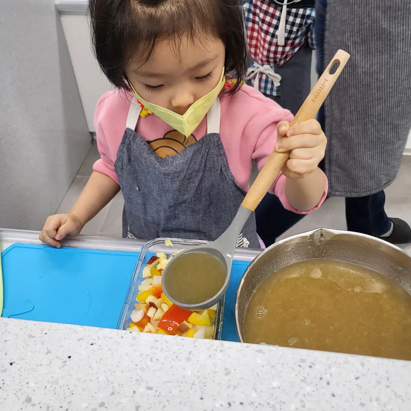 #백김치만들기 
하늘이와 함께 요리수업으로 
성남시 육아종합지원센터에서 
요리 활동을 하고 왔어요 

지원자가 많은 유아 전용 요리활동인데 
기회가 좋아 추첨되었네요 

이번 활동은 김치만들기과 
과일꼬지 만들기를 진행했는데. 

배추 자르기부터 과일과 파브리카 자르기도 
이젠 칼질도 수준급(?)이예요 
크게 자르고 작게 자르고~~~ 
열심히 자르고 
설거지까지 열심히 하네요 

과일 꼬지 만들기는 집에서도 충분히 해볼수 있는 정도였어요 

과일 꼬지 만들어서 
너무너무 빨리 먹고 싶어하는 하늘이였어요 
짐에 오자마자 하늘이 아빠한테도 
자랑하면서 
바로 먹어보라고 하더라고요 

예쁘게 꽂아서 먹는것도 
놀이로 할수 있다는것에 

또 재미있는 놀이를 배워본것 같아요 

김치는 상온에 하루 
냉장고에 하루 익혀서 밥먹을때 같이 먹어봐야 겠어요 

김치 담그기도 즐겁게 활동하고 
엄마랑 데이트로 하루를 마무리해보았답니다. 
  

#일회용자제 #용기준비 #냠냠놀이터 #성남시육아종합지원센터 # 요리활동 #꼬마요리사 #백김치 #김치만들기 #과일꼬지 #재미난요리놀이 #유아활동