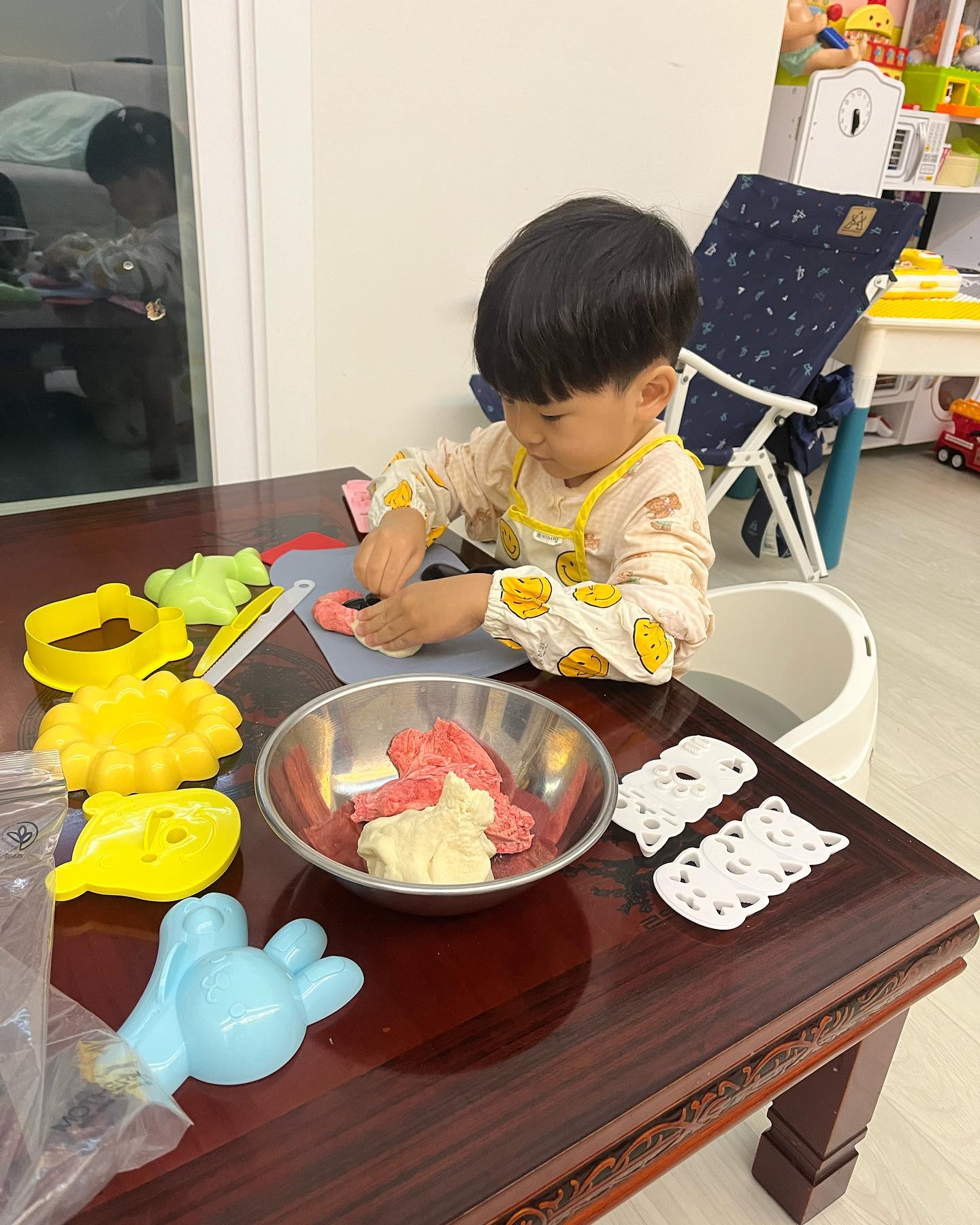 반죽놀이 무한사랑~😝
유치원에서 반죽놀이 더 못해 우는 찬이가 안쓰러워 퇴근 후 집에오자마자 밀가루로 반죽 만듬😝ㅋㅋㅋ
즐거워하는 찬이를 보니 피곤도 잠시 잊는다🥹💕💕💕
즐거우면 됐다 🥹😘💕💕